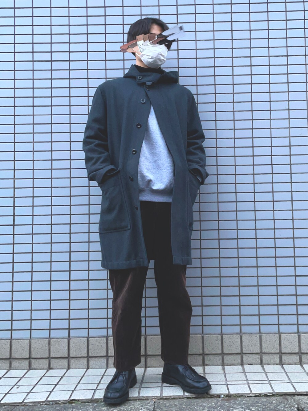 ブラック系のドレスシューズ、ブラウン系のその他パンツ、グリーン系のジャケット/アウターを着用したメンズの冬コーディネートの2枚目の写真