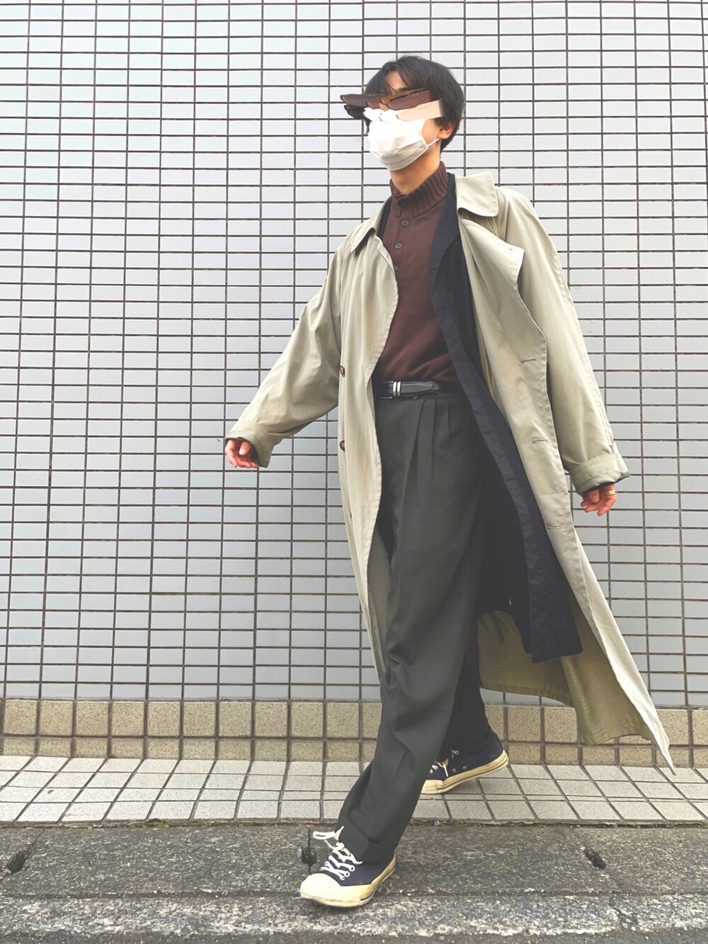 ブルー系のスニーカー、グリーン系のスラックス、ブラウン系のニット/セーターを着用したメンズの冬コーディネートの3枚目の写真