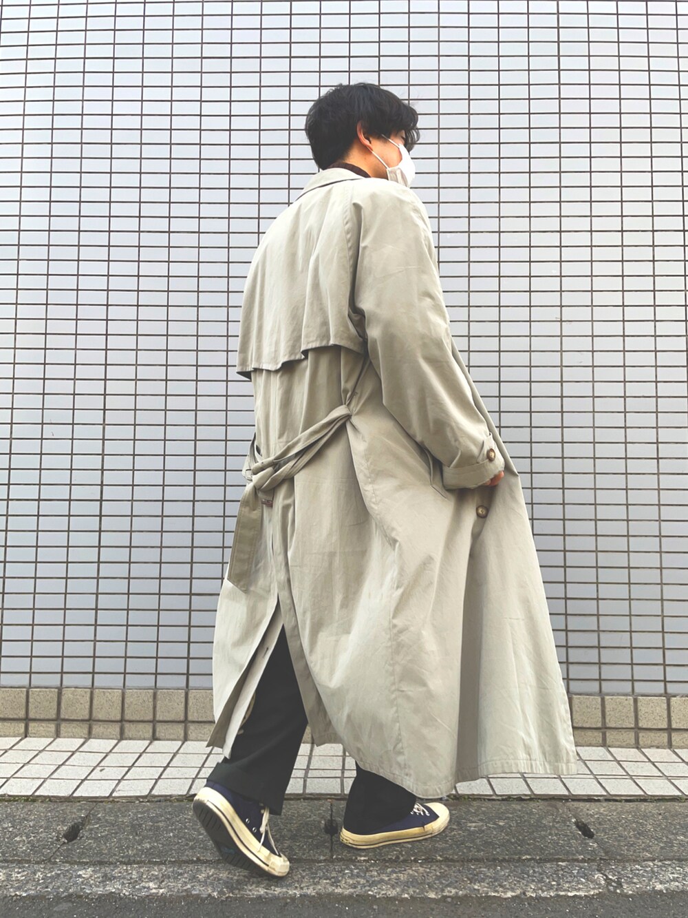 ブルー系のスニーカー、グリーン系のスラックス、ブラウン系のニット/セーターを着用したメンズの冬コーディネートの2枚目の写真