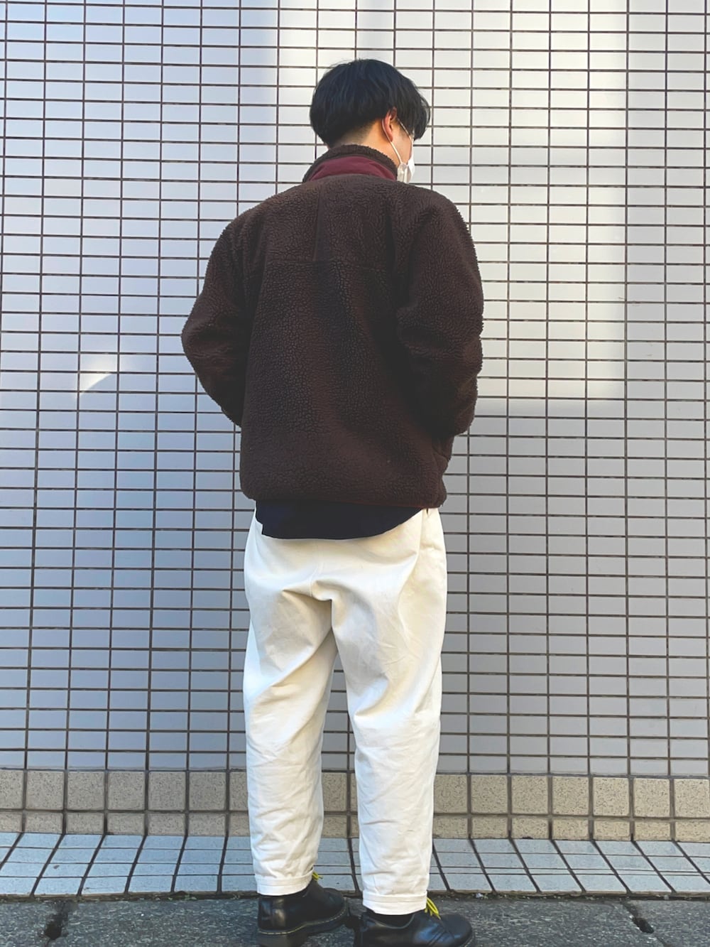 ホワイト系のその他パンツ、ブラック系のドレスシューズ、ブラック系のシャツ/ブラウスを着用したメンズの冬コーディネートの3枚目の写真