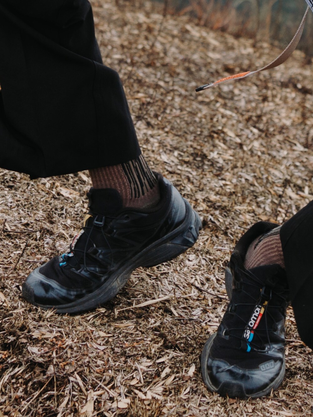 「黒、秋コーデ、SALOMON、salomonxt6、fumble、initial」｜「initialのアイテム（ノーカラーコート、ブラック系）」を使った、CURTIS さん（メンズ・174cm）の夏コーディネートの3枚目の写真