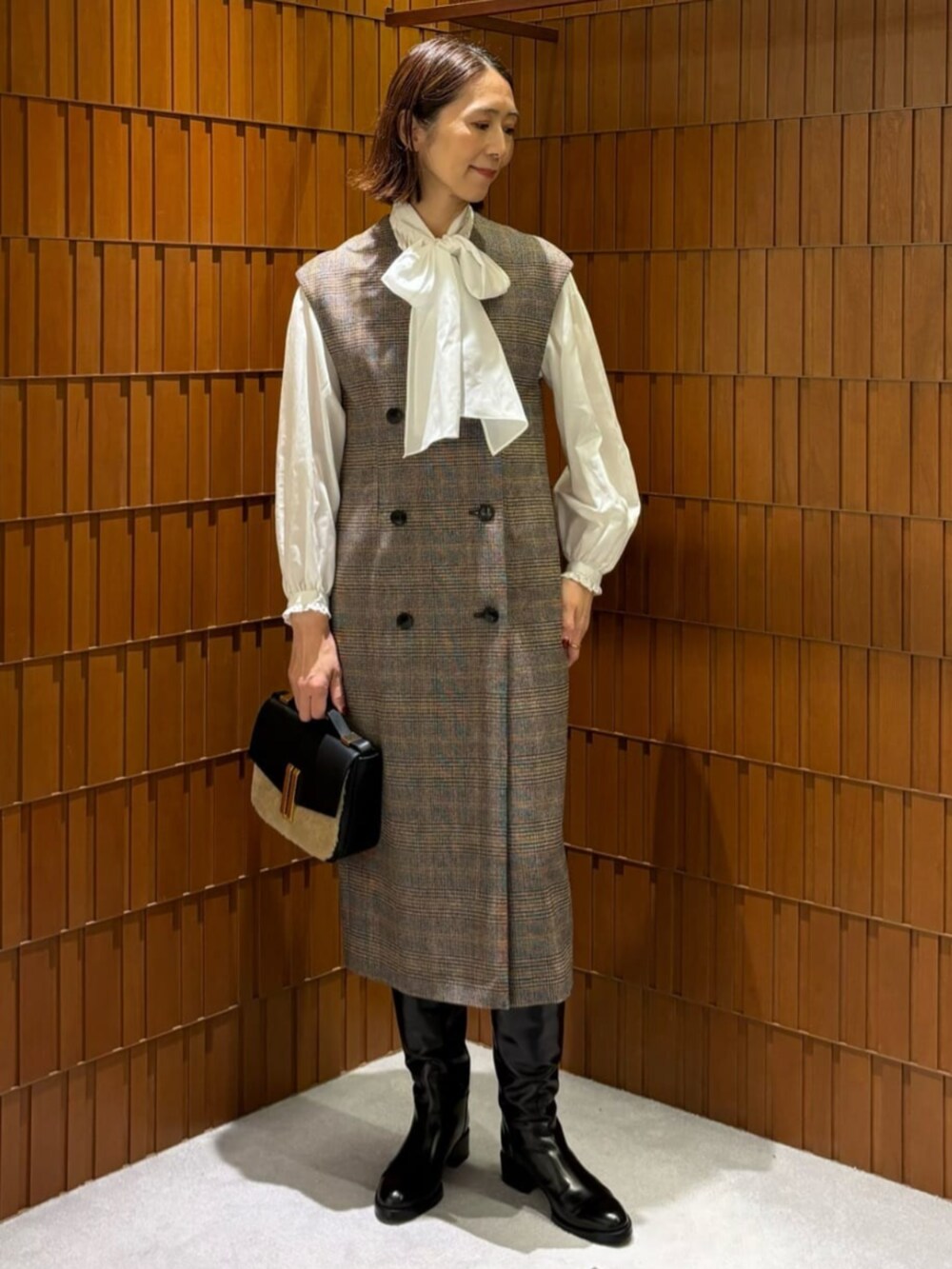 「TOMORROWLAND、トゥモローランド、TOMORROWLAND collection、ballsey、DeMEllier、SARTORE、ダブルジャケット、チェックジャケット、チェックワンピース、セットアップ、ボウタイブラウス、レイヤードスタイル」｜「SARTOREのSARTORE バックベルトロングブーツ（ブーツ、ブラック系）」を使った、Takagi_TOMORROWLANDさん（レディース・167cm）の秋コーディネートの4枚目の写真