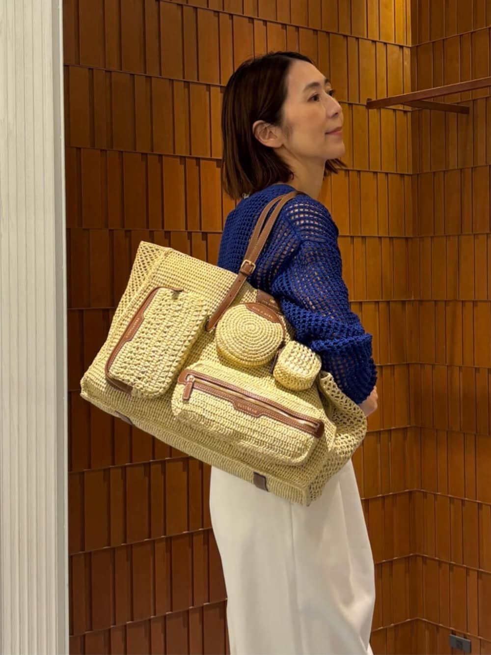 「TOMORROWLAND、トゥモローランド、caban、CABaN by Patricia Urquiola、TOMORROWLAND .B、Anya Hindmarch、グルカパンツ、メッシュニット、ブルー、大人カジュアル」｜「TOMORROWLAND .BのTOMORROWLAND .B ウォッシャブルシルク ノースリーブプルオーバー（ニット/セーター、ブルー系）」を使った、Takagi_TOMORROWLANDさん（レディース・167cm）の春コーディネートの3枚目の写真