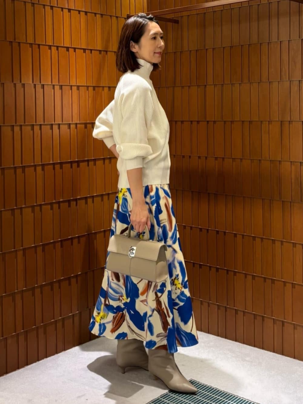 「TOMORROWLAND、トゥモローランド、ballsey、cafune、コクーンコート、ショートコート、スパンコール、フラワープリント、柄スカート、リブニット、ハイネックニット」｜「TOMORROWLAND のTOMORROWLAND ミドルブーツ（ブーツ、ベージュ系）」を使った、Takagi_TOMORROWLANDさん（レディース・167cm）の冬コーディネートの3枚目の写真