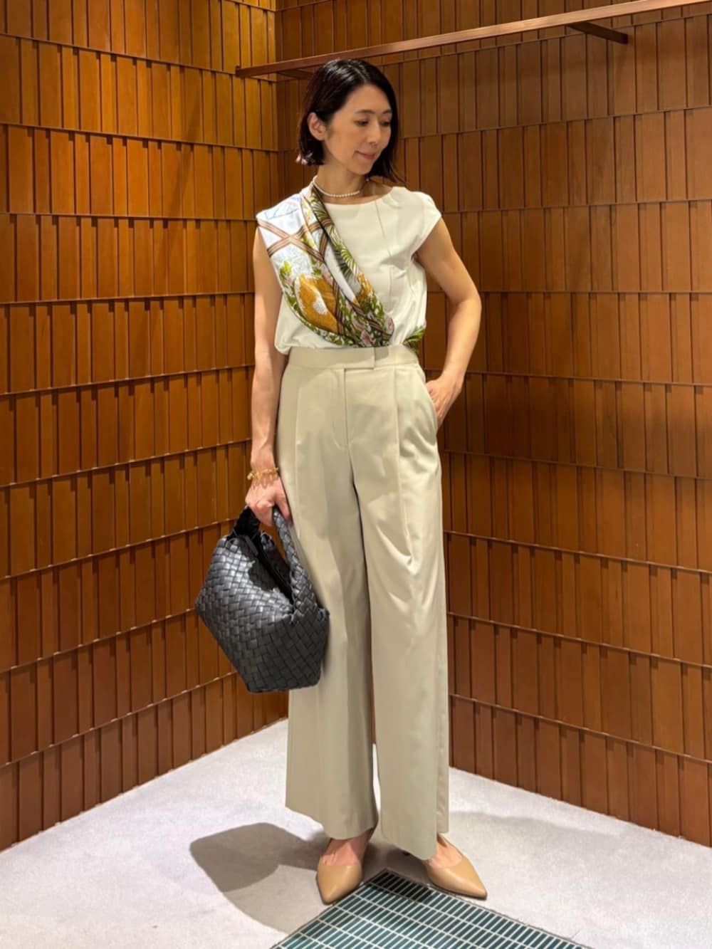 「トゥモローランド、TOMORROWLAND collection、TOMORROWLAND、ballsey、manipuri、FALORNI、januka、ジレ、ジレセットアップ、スカーフ、スカーフアレンジ、イントレチャート」｜「falorniのFALORNI レザー イントレチャート ハンドバッグ（ハンドバッグ、グレー系）」を使った、Takagi_TOMORROWLANDさん（レディース・167cm）の春コーディネートの2枚目の写真