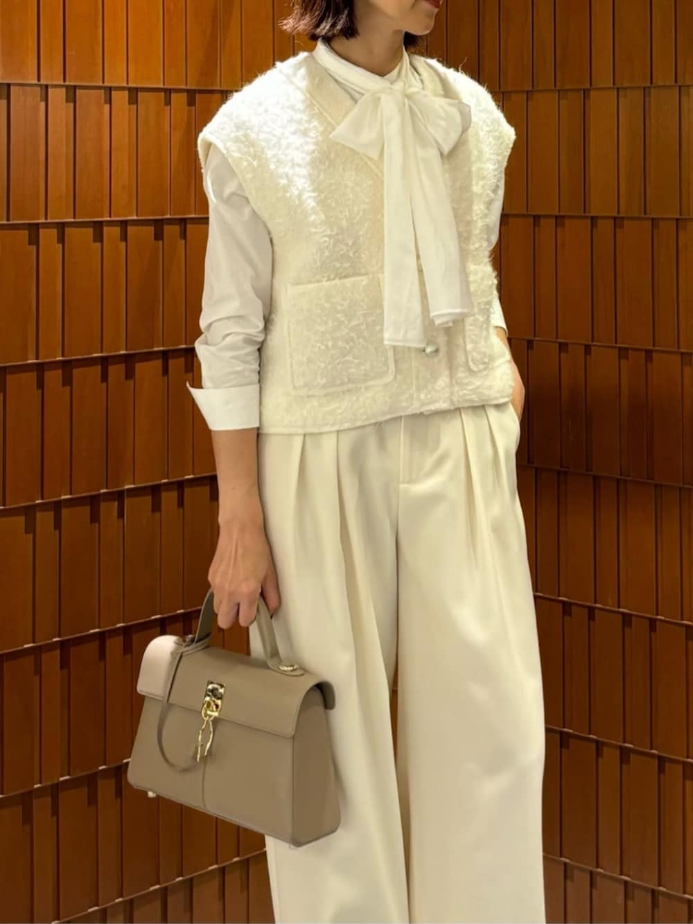 「TOMORROWLAND、トゥモローランド、TOMORROWLAND collection、caban、ballsey、cafune、カシミヤコート、ボウタイブラウス、ジレ、グルカパンツ、大人カジュアル」|「BALLSEYのFlora ショートジレ(ベスト、ホワイト系)」を使った、Takagi_TOMORROWLANDさん(レディース・167cm)の秋コーディネートの3枚目の写真