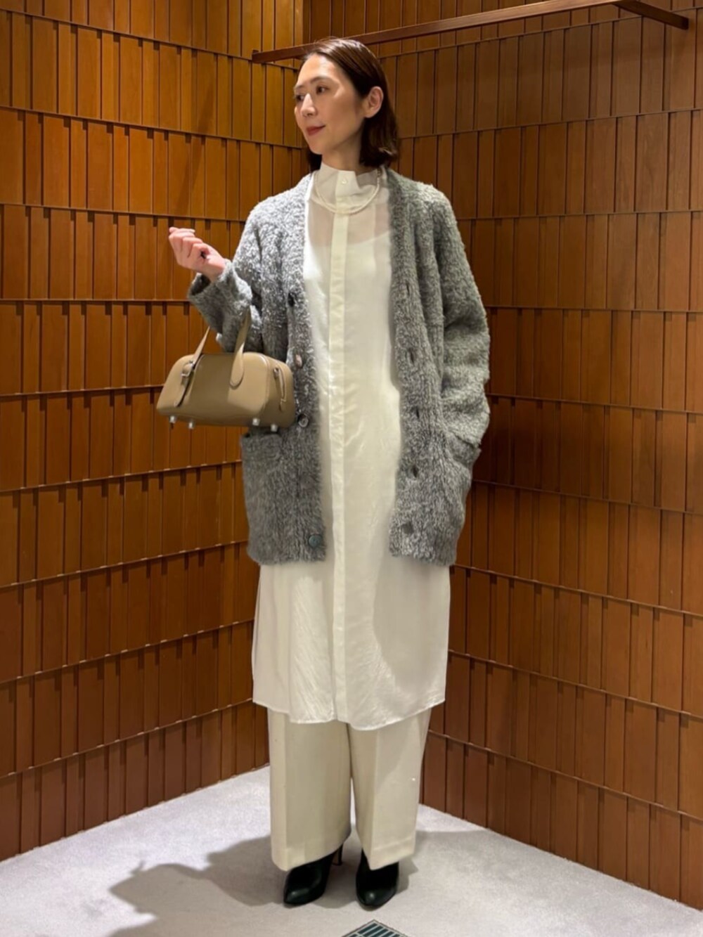 「TOMORROWLAND、トゥモローランド、GALERIE VIE、NEBULONIE、ELIOU、カーディガン、ファーニット、ロングシャツ、シャツワンピ、シャツワンピース、ワイドパンツ、パールネックレス」｜「NEBULONI EのNEBULONIE ショートブーツ（ブーツ、グリーン系）」を使った、Takagi_TOMORROWLANDさん（レディース・167cm）の冬コーディネートの6枚目の写真