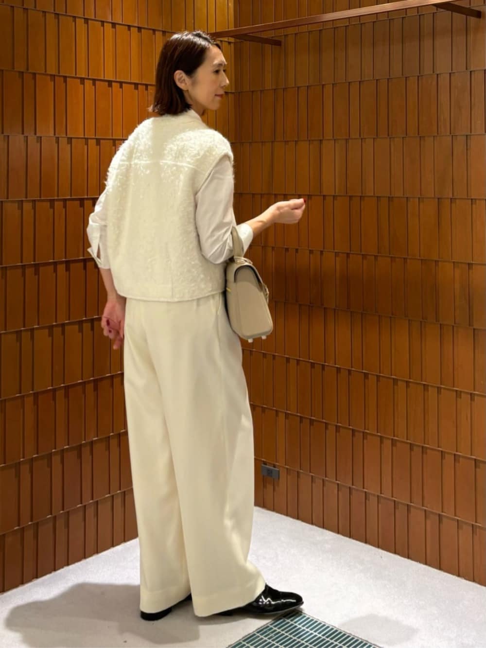 「TOMORROWLAND、トゥモローランド、TOMORROWLAND collection、caban、ballsey、cafune、カシミヤコート、ボウタイブラウス、ジレ、グルカパンツ、大人カジュアル」|「BALLSEYのFlora ショートジレ(ベスト、ホワイト系)」を使った、Takagi_TOMORROWLANDさん(レディース・167cm)の秋コーディネートの4枚目の写真