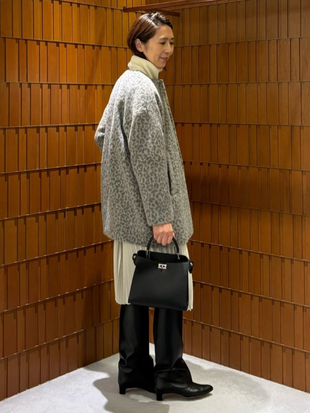 「TOMORROWLAND、トゥモローランド、TOMORROWLAND collection、ballsey、DES PRÉS、HENRI EN VARGO、MICHINO PARIS、ノーカラーコート、コクーンコート、レオパード、カシミヤニット、ハイネックニット、プリーツスカート、アシンメトリースカート」｜「HENRI EN VARGOのHENRI EN VARGO CARME ミドルブーツ（ブーツ、ブラック系）」を使った、Takagi_TOMORROWLANDさん（レディース・167cm）の秋コーディネートの4枚目の写真