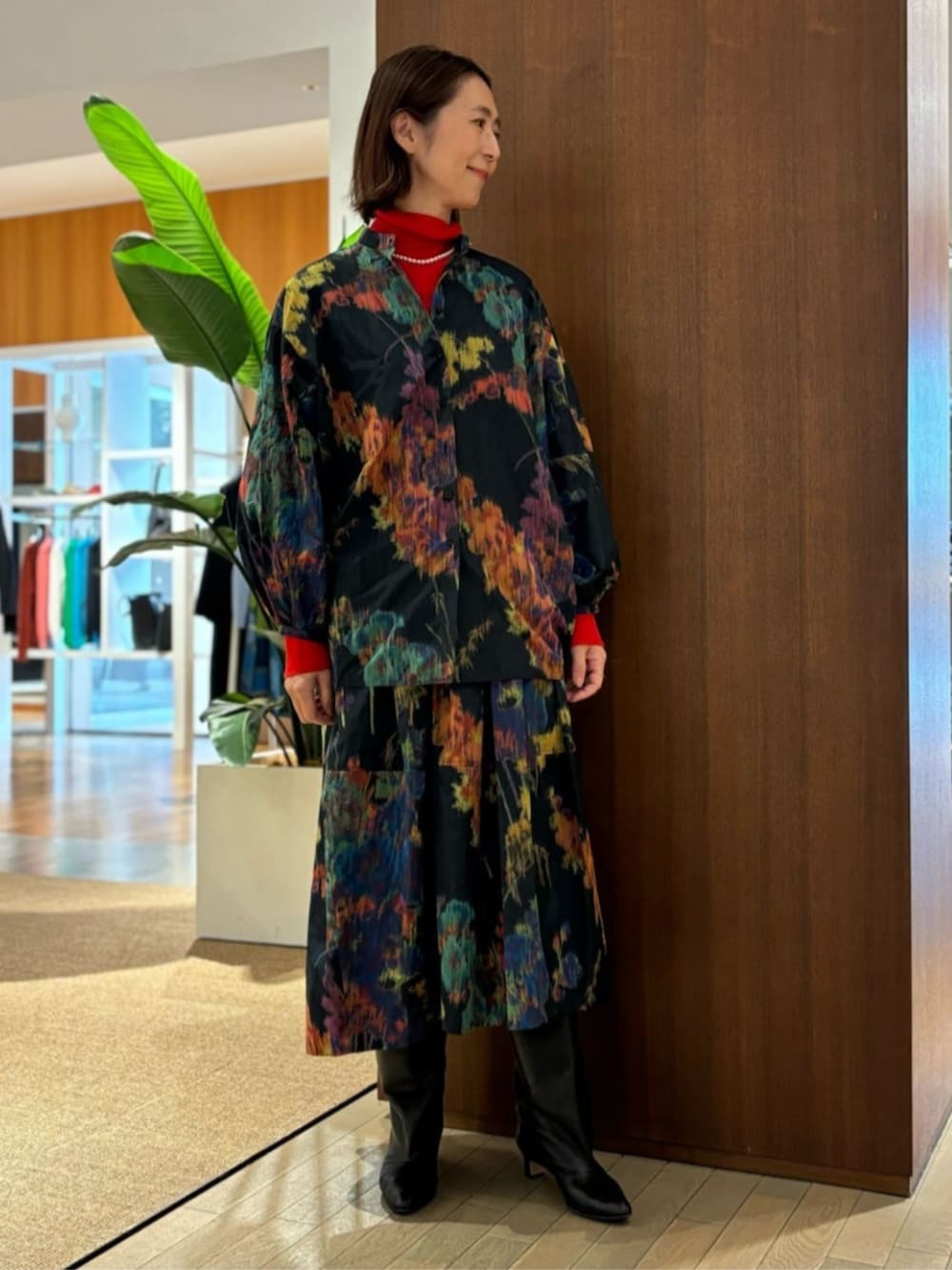 「TOMORROWLAND、トゥモローランド、TOMORROWLAND collection、TOMORROWLAND .B、NEBULONIE、ELIOU、andersons、柄シャツ、柄スカート、バレルスカート、セットアップ」｜「NEBULONI Eの【一部別注】NEBULONI E.×TOMORROWLAND ロングブーツ（ブーツ、ブラック系）」を使った、Takagi_TOMORROWLANDさん（レディース・167cm）の冬コーディネートの2枚目の写真