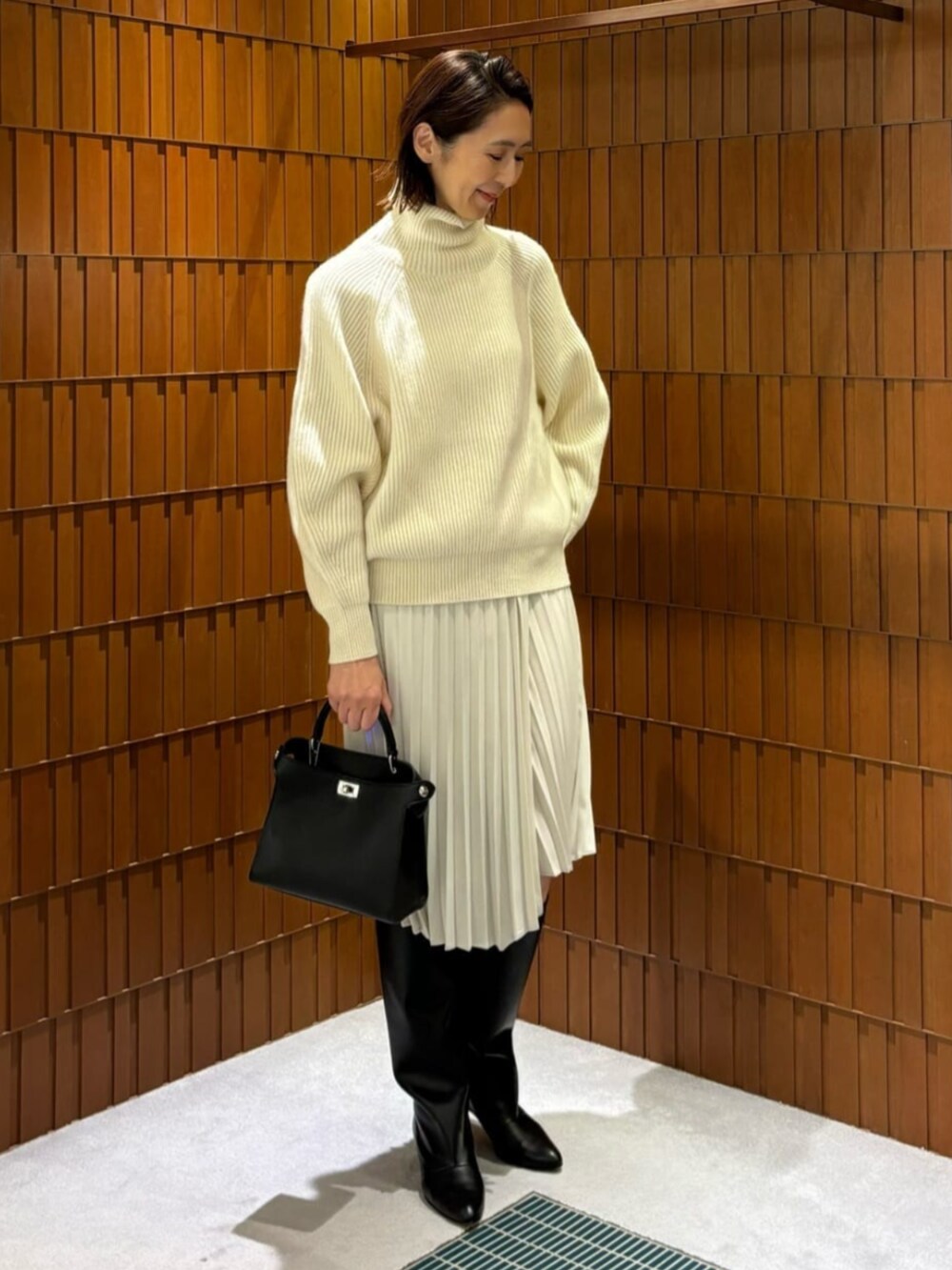 「TOMORROWLAND、トゥモローランド、TOMORROWLAND collection、ballsey、DES PRÉS、HENRI EN VARGO、MICHINO PARIS、ノーカラーコート、コクーンコート、レオパード、カシミヤニット、ハイネックニット、プリーツスカート、アシンメトリースカート」｜「HENRI EN VARGOのHENRI EN VARGO CARME ミドルブーツ（ブーツ、ブラック系）」を使った、Takagi_TOMORROWLANDさん（レディース・167cm）の秋コーディネートの3枚目の写真