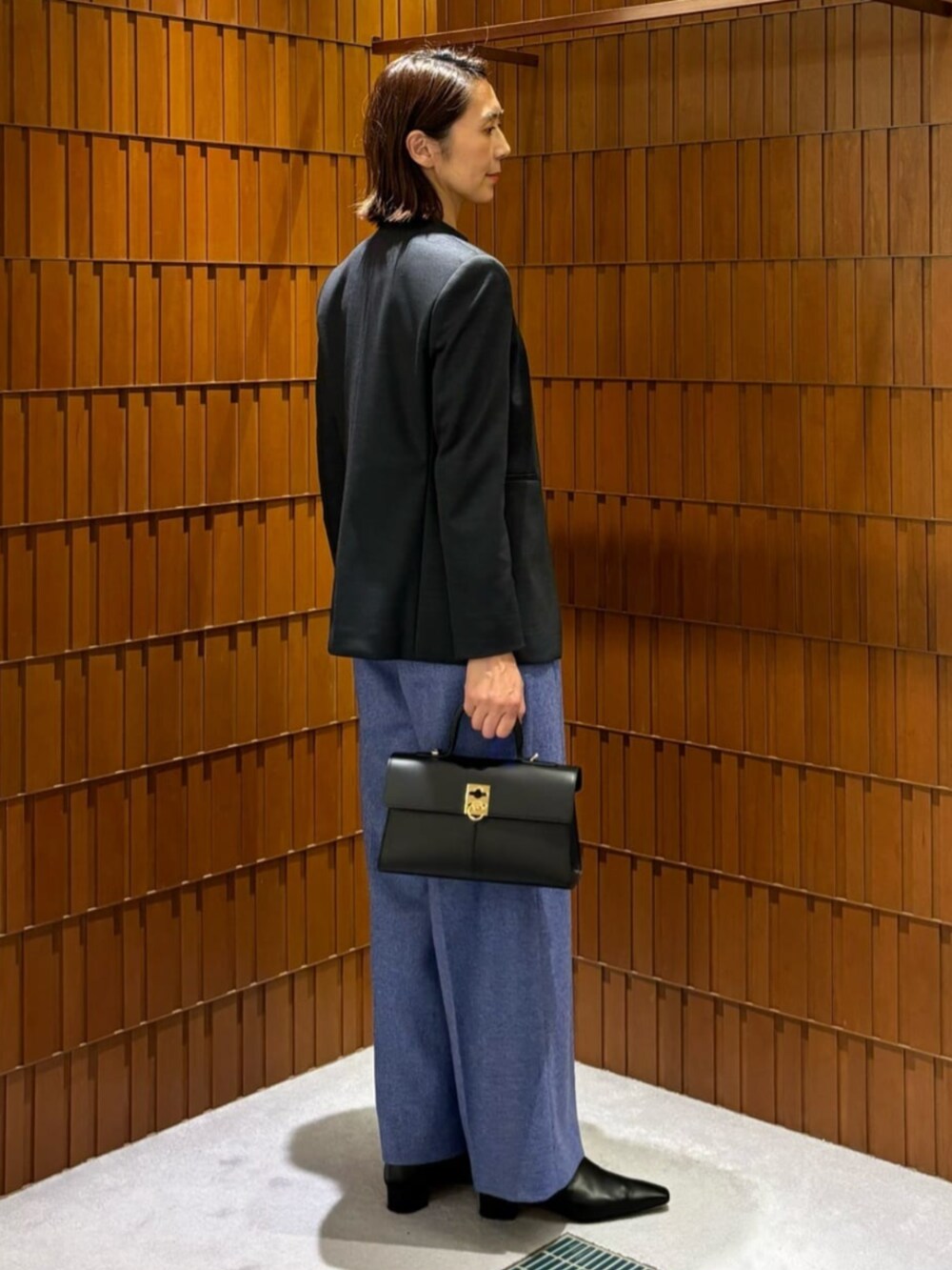 「TOMORROWLAND、トゥモローランド、TOMORROWLAND collection、ballsey、cafune、ショートコート、ノーカラージャケット、ブラウス、タックパンツ、ワイドパンツ、ネイビー、大人カジュアル」|「TOMORROWLAND collectionのポリエステルウールモクロディ キザミカラージャケット(ノーカラージャケット、ブルー系)」を使った、Takagi_TOMORROWLANDさん(レディース・167cm)の秋コーディネートの5枚目の写真
