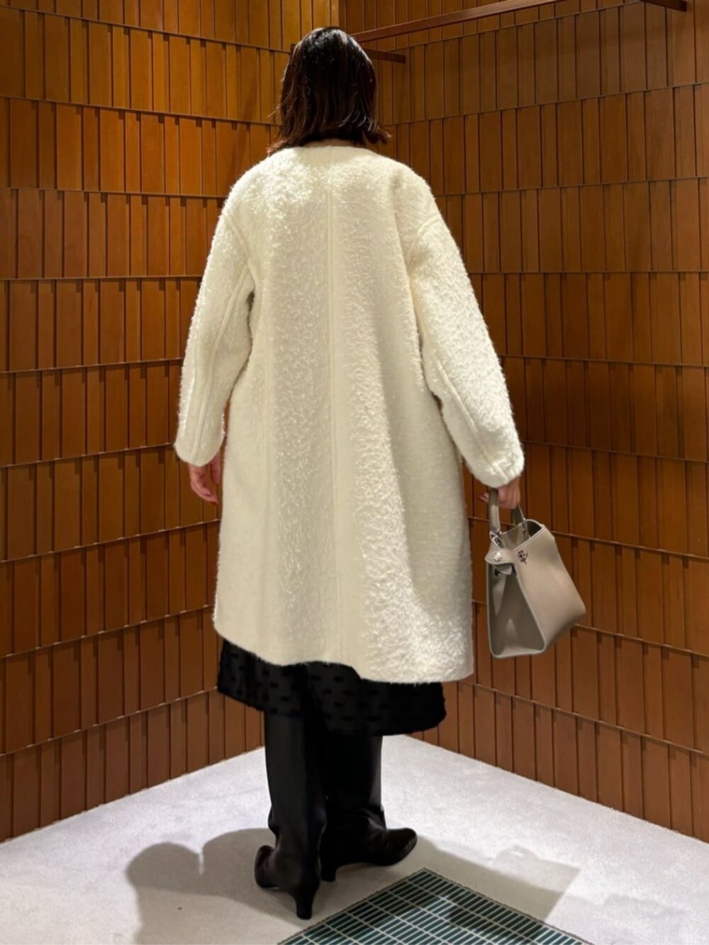 「TOMORROWLAND、トゥモローランド、ballsey、NEBULONIE、ノーカラーコート、ブラウス、シルクブラウス、ジレ、ニットベスト、ジャカードスカート、ロングブーツ、モノトーン」｜「NEBULONI Eの【一部別注】NEBULONI E.×TOMORROWLAND ロングブーツ（ブーツ、ブラック系）」を使った、Takagi_TOMORROWLANDさん（レディース・167cm）の秋コーディネートの6枚目の写真