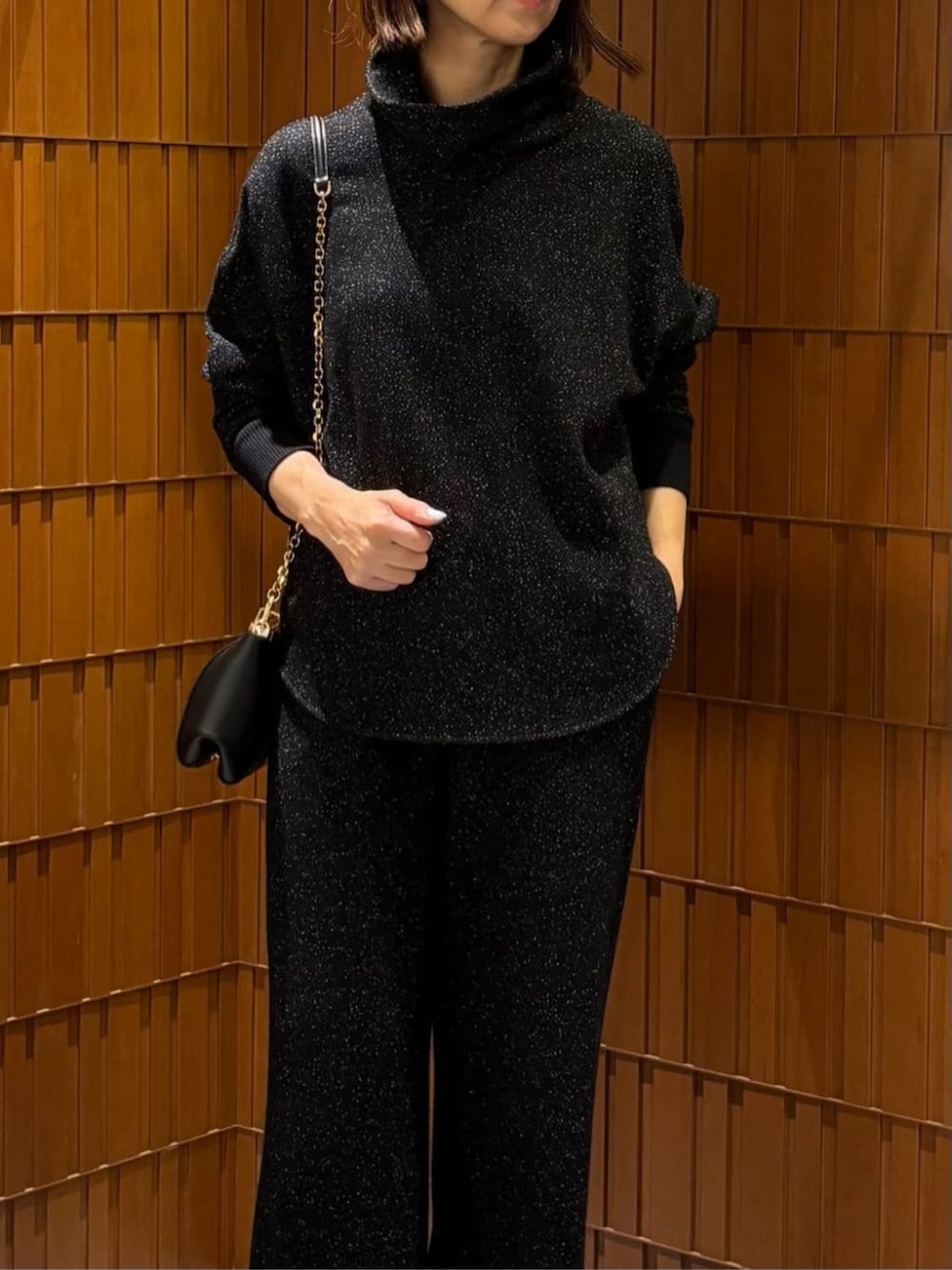 ベージュ系のその他シューズ、ブラウン系のピーコート、ブラック系のTシャツ/カットソーを着用したレディースの秋コーディネートの4枚目の写真