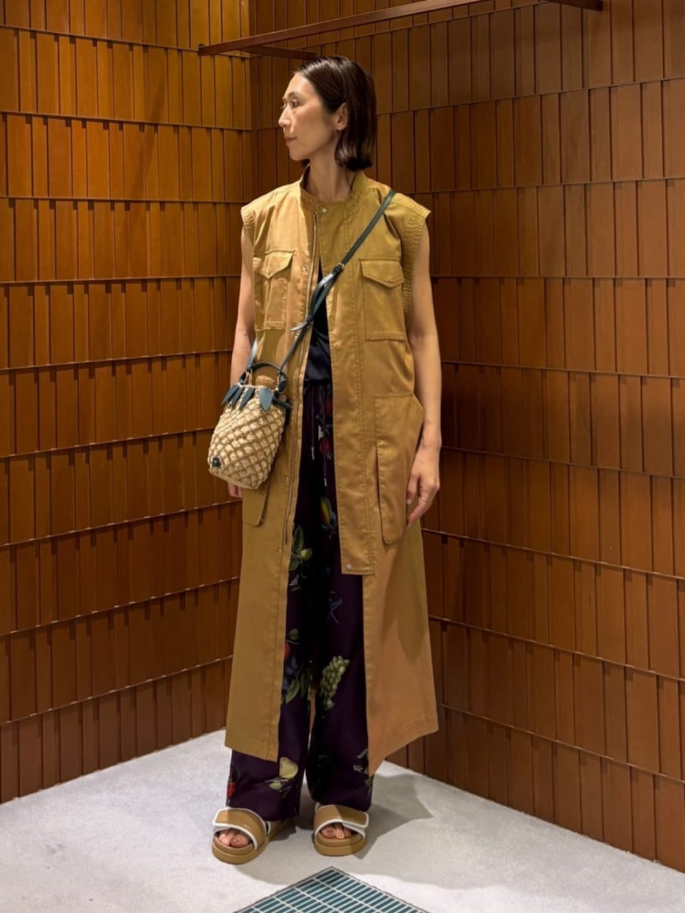 「TOMORROWLAND、TOMORROWLAND .B、トゥモローランド、caban、CABaN by Patricia Urquiola、Anya Hindmarch、ロングジレ、ボタニカル柄、パープル、かごバッグ、大人カジュアル」｜「TOMORROWLAND .BのTOMORROWLAND .B ウォッシャブルシルク ノースリーブプルオーバー（ニット/セーター、ブルー系）」を使った、Takagi_TOMORROWLANDさん（レディース・167cm）の春コーディネートの4枚目の写真