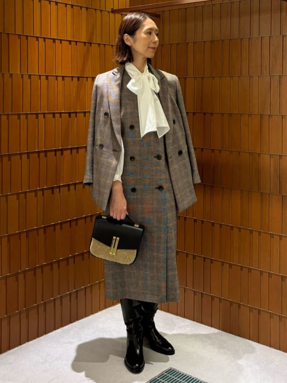 「TOMORROWLAND、トゥモローランド、TOMORROWLAND collection、ballsey、DeMEllier、SARTORE、ダブルジャケット、チェックジャケット、チェックワンピース、セットアップ、ボウタイブラウス、レイヤードスタイル」｜「SARTOREのSARTORE バックベルトロングブーツ（ブーツ、ブラック系）」を使った、Takagi_TOMORROWLANDさん（レディース・167cm）の秋コーディネートの6枚目の写真