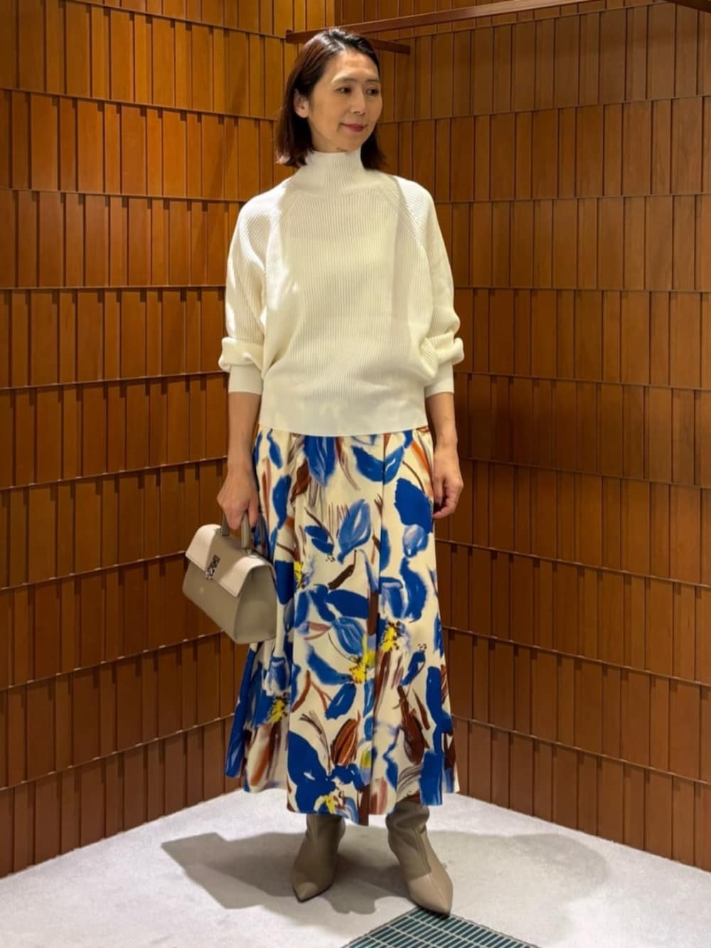 「TOMORROWLAND、トゥモローランド、ballsey、cafune、コクーンコート、ショートコート、スパンコール、フラワープリント、柄スカート、リブニット、ハイネックニット」｜「TOMORROWLAND のTOMORROWLAND ミドルブーツ（ブーツ、ベージュ系）」を使った、Takagi_TOMORROWLANDさん（レディース・167cm）の冬コーディネートの2枚目の写真