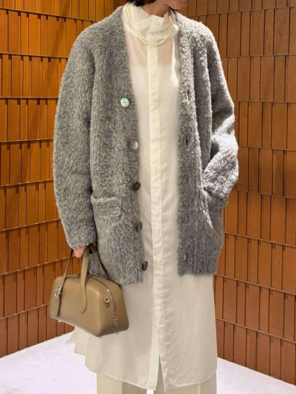 「TOMORROWLAND、トゥモローランド、GALERIE VIE、NEBULONIE、ELIOU、カーディガン、ファーニット、ロングシャツ、シャツワンピ、シャツワンピース、ワイドパンツ、パールネックレス」｜「NEBULONI EのNEBULONIE ショートブーツ（ブーツ、グリーン系）」を使った、Takagi_TOMORROWLANDさん（レディース・167cm）の冬コーディネートの5枚目の写真