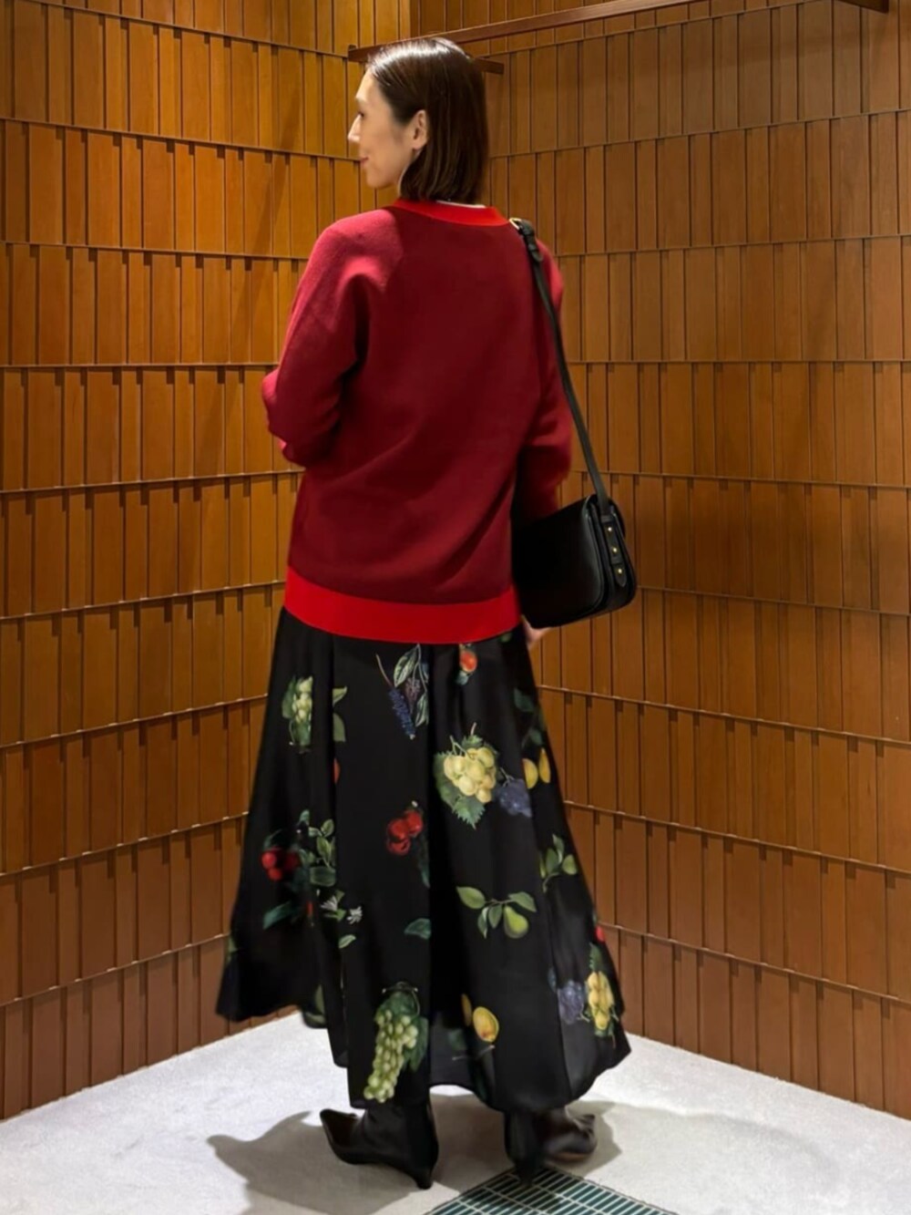 「TOMORROWLAND、トゥモローランド、caban、ballsey、HENRI EN VARGO、soeur、カーディガン、バイカラー、ユニセックス、レッド、柄スカート、ボタニカル柄」｜「soeurのSoeur BELLISSIMA MINI レザーショルダーバッグ（ショルダーバッグ、ブラック系）」を使った、Takagi_TOMORROWLANDさん（レディース・167cm）の秋コーディネートの4枚目の写真