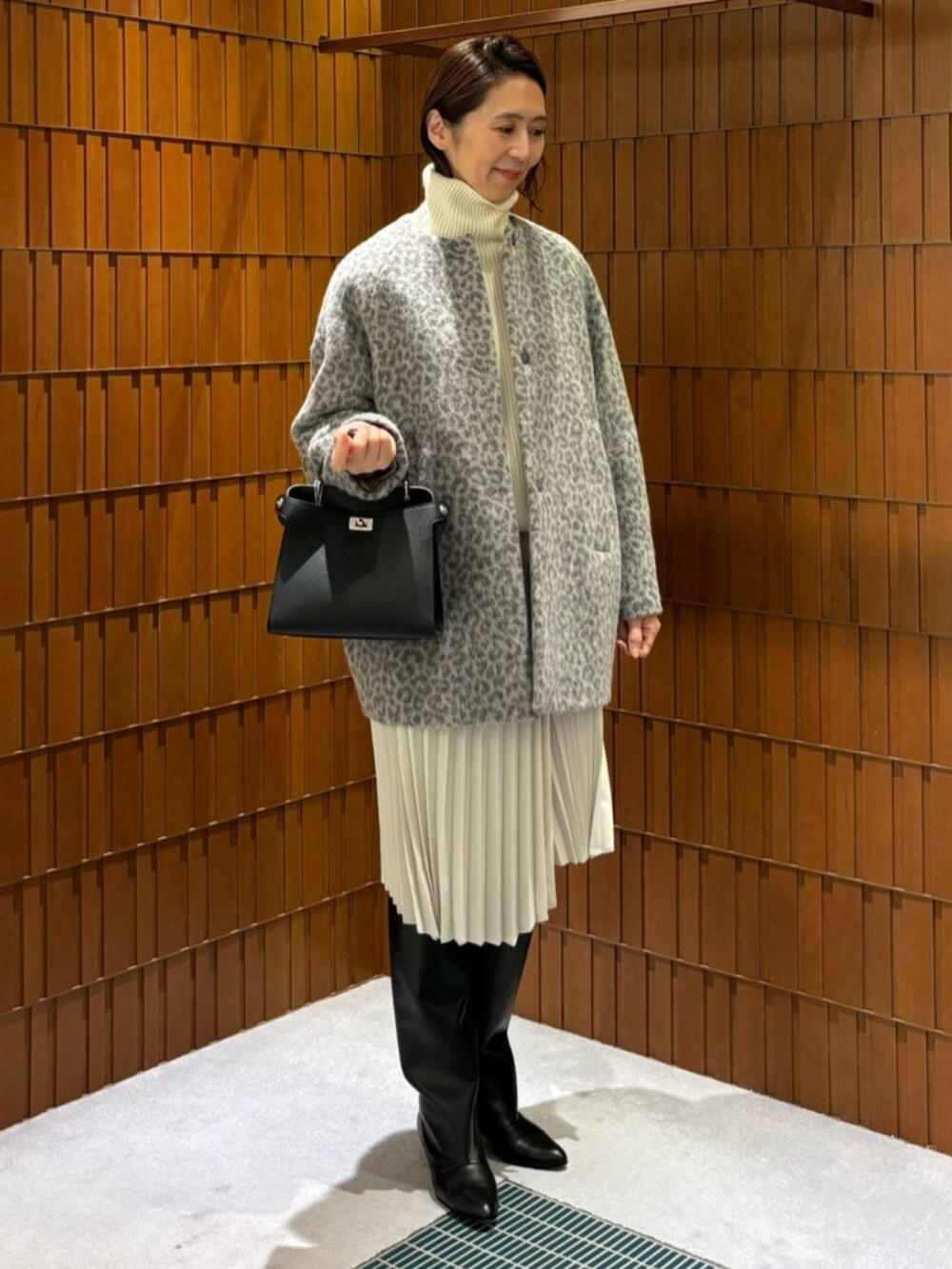 「TOMORROWLAND、トゥモローランド、TOMORROWLAND collection、ballsey、DES PRÉS、HENRI EN VARGO、MICHINO PARIS、ノーカラーコート、コクーンコート、レオパード、カシミヤニット、ハイネックニット、プリーツスカート、アシンメトリースカート」｜「HENRI EN VARGOのHENRI EN VARGO CARME ミドルブーツ（ブーツ、ブラック系）」を使った、Takagi_TOMORROWLANDさん（レディース・167cm）の秋コーディネートの5枚目の写真