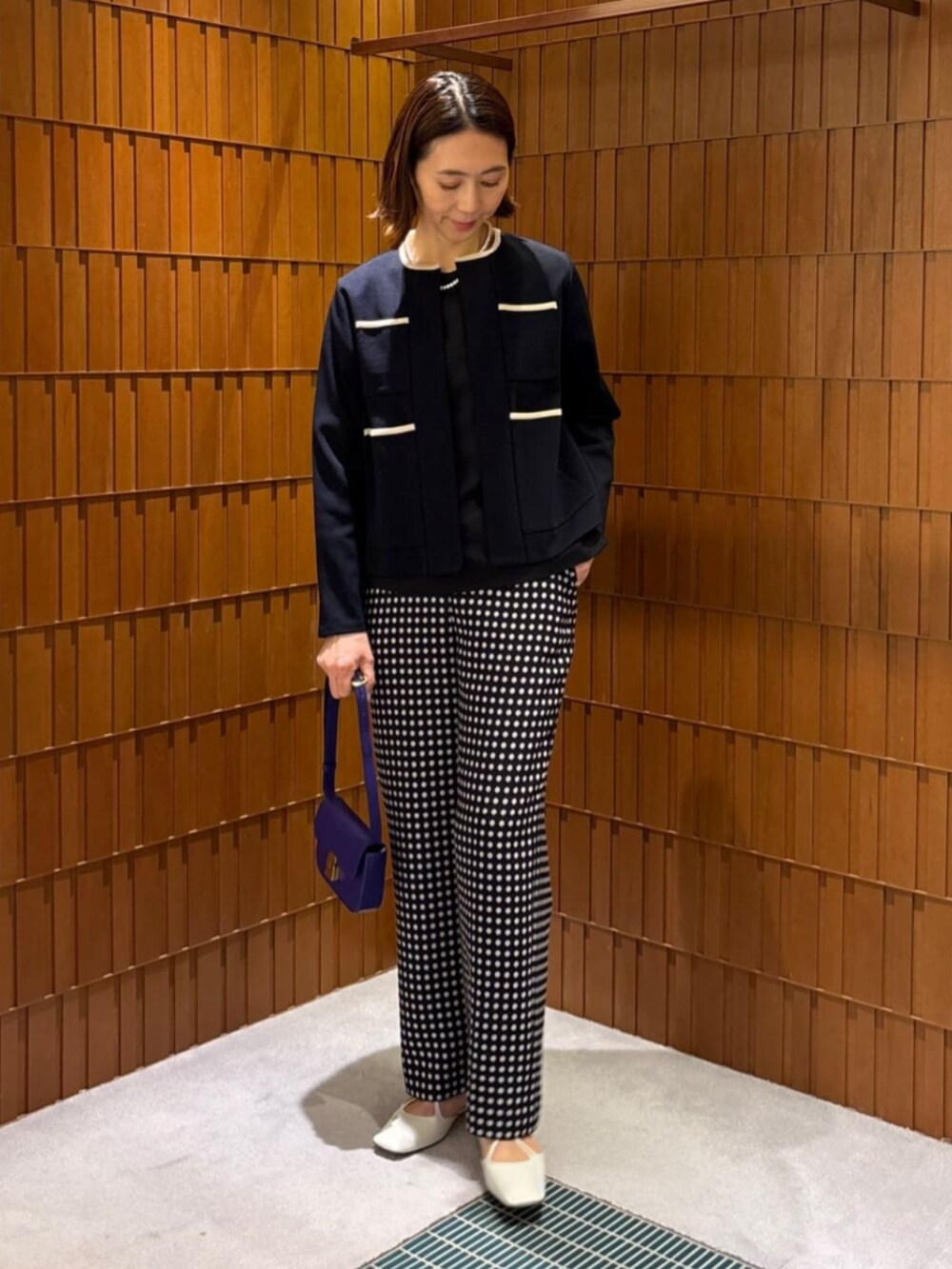 「TOMORROWLAND、TOMORROWLAND collection、ballsey、RED CARD、別注、トゥモローランド、manipuri、soeur、januka、pippichic、ミラノリブ、カーディガン、デニムジャケット、ドット、大人カジュアル」|「manipuriの【別注】MANIPURI FRUIT スカーフ(バンダナ/スカーフ、ブルー系)」を使った、Takagi_TOMORROWLANDさん(レディース・167cm)の春コーディネートの6枚目の写真