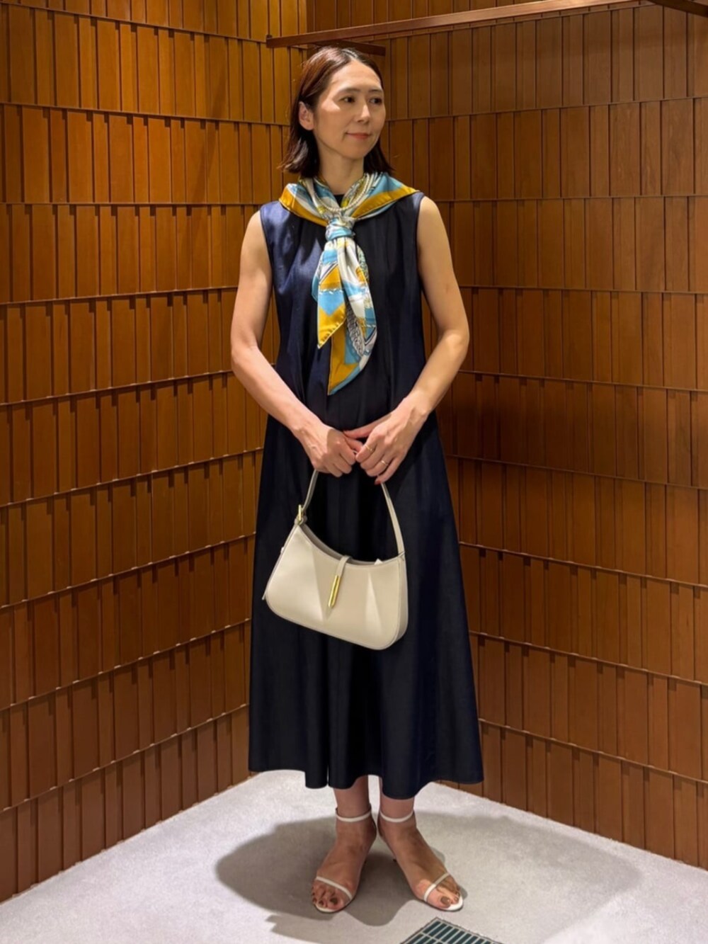 「TOMORROWLAND、トゥモローランド、TOMORROWLAND collection、manipuri、DeMEllier、ELIOU、ファンシーツイード、ツイードジャケット、ワンピース、スカーフアレンジ、別注」｜「TOMORROWLAND のeliou NUDO パールネックレス（ネックレス、ホワイト系）」を使った、Takagi_TOMORROWLANDさん（レディース・167cm）の春コーディネートの2枚目の写真
