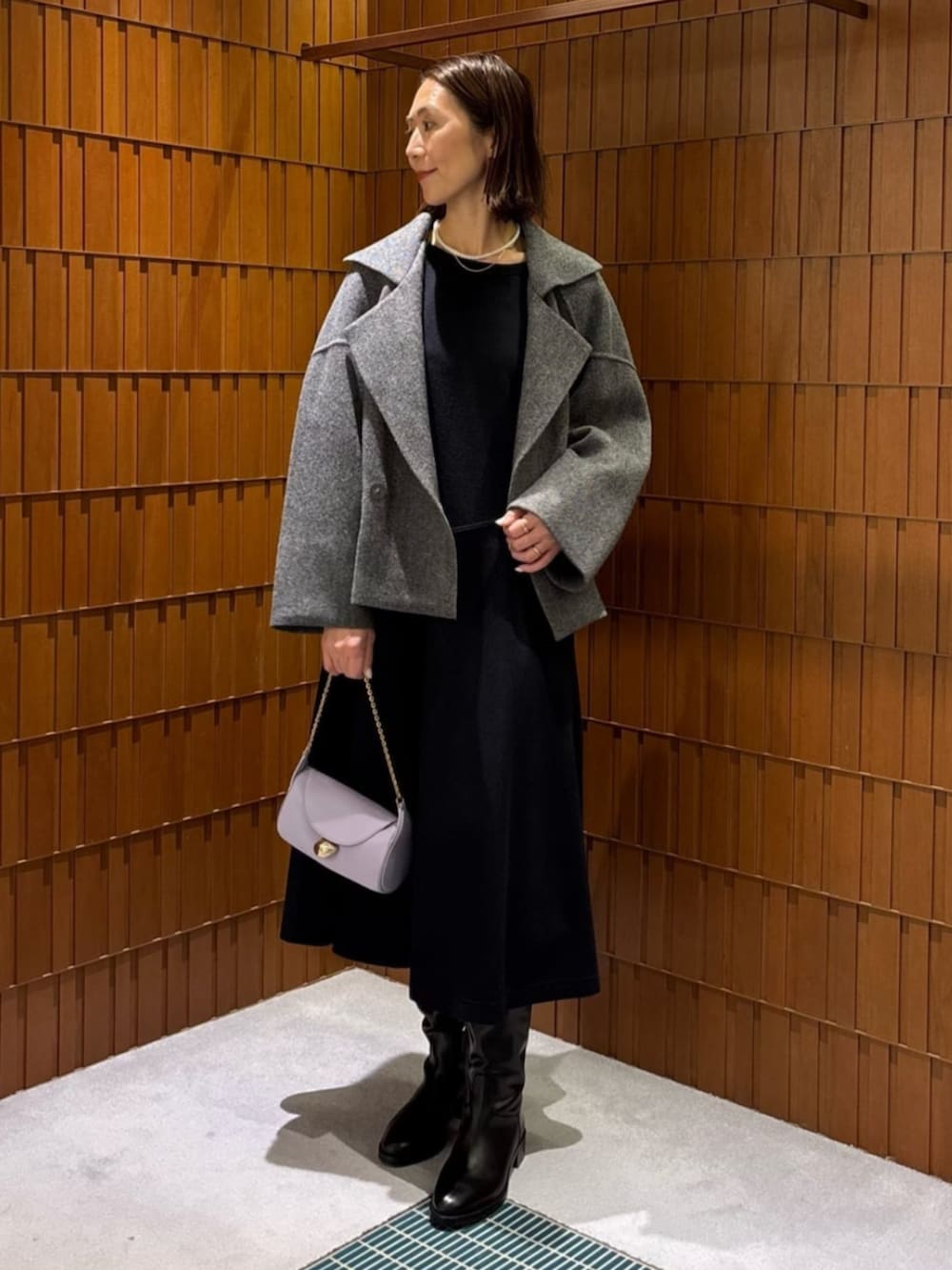 「TOMORROWLAND、トゥモローランド、GALERIE VIE、ELIOU、laura lombardi、SARTORE、へリンボーン、ショートコート、コクーンコート、ワンピース、ロングブーツ」｜「TOMORROWLAND のeliou XANDER パールネックレス（ネックレス、ホワイト系）」を使った、Takagi_TOMORROWLANDさん（レディース・167cm）の冬コーディネートの6枚目の写真