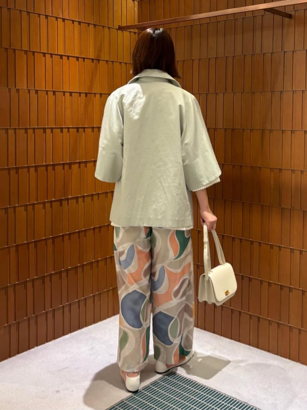 「TOMORROWLAND、トゥモローランド、ballsey、TOMORROWLAND collection、pippichic、laura lombardi、フレアスリーブ、ショートコート、透かし編みニット、透かし編み、柄パンツ、大人カジュアル」｜「Laura LombardiのLAURA LOMBARDI PINA CHAIN ネックレス（ネックレス、ゴールド系）」を使った、Takagi_TOMORROWLANDさん（レディース・167cm）の春コーディネートの5枚目の写真