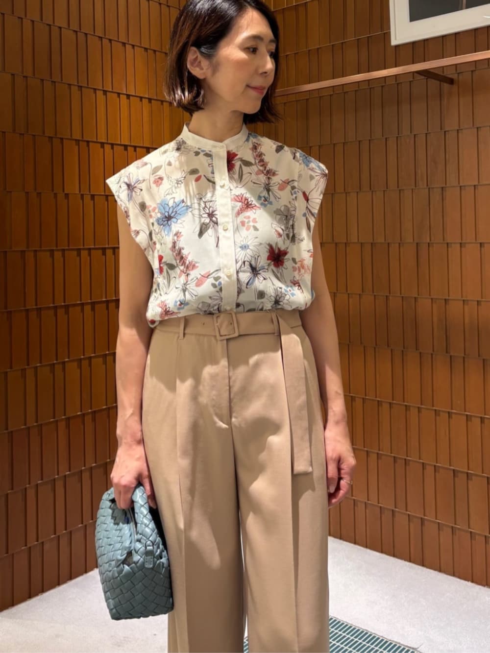 「TOMORROWLAND、TOMORROWLAND collection、トゥモローランド、FALORNI、ジャケット、チェックジャケット、ノースリーブブラウス、フラワープリント、ベルテッドパンツ、イントレチャート、オフィスカジュアル、柄ブラウス」｜「falorniのFALORNI レザー イントレチャート ショルダーバッグ（ハンドバッグ、グレー系）」を使った、Takagi_TOMORROWLANDさん（レディース・167cm）の春コーディネートの3枚目の写真