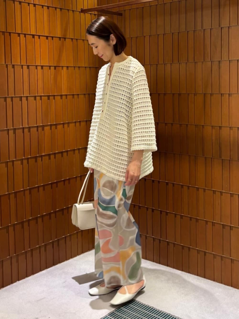「TOMORROWLAND、トゥモローランド、ballsey、TOMORROWLAND collection、pippichic、laura lombardi、フレアスリーブ、ショートコート、透かし編みニット、透かし編み、柄パンツ、大人カジュアル」｜「Laura LombardiのLAURA LOMBARDI PINA CHAIN ネックレス（ネックレス、ゴールド系）」を使った、Takagi_TOMORROWLANDさん（レディース・167cm）の春コーディネートの2枚目の写真