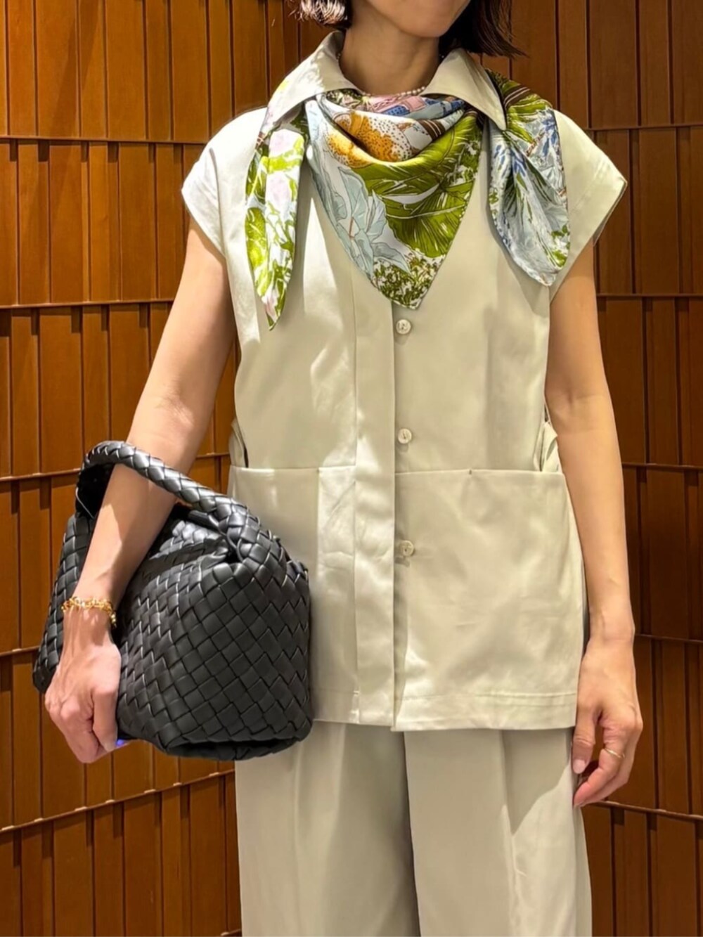 「トゥモローランド、TOMORROWLAND collection、TOMORROWLAND、ballsey、manipuri、FALORNI、januka、ジレ、ジレセットアップ、スカーフ、スカーフアレンジ、イントレチャート」｜「falorniのFALORNI レザー イントレチャート ハンドバッグ（ハンドバッグ、グレー系）」を使った、Takagi_TOMORROWLANDさん（レディース・167cm）の春コーディネートの4枚目の写真