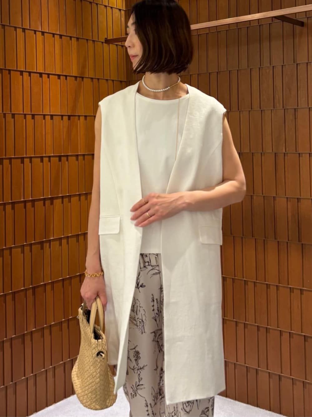 「TOMORROWLAND、TOMORROWLAND collection、トゥモローランド、DES PRÉS、ballsey、FALORNI、januka、PHILIPPE AUDIBERT、ロングジレ、リネンジレ、柄パンツ、大人カジュアル、ワントーンコーデ」|「BALLSEYのパーフェクトポンチ オーバルネックプルオーバー(Tシャツ/カットソー、ホワイト系)」を使った、Takagi_TOMORROWLANDさん(レディース・167cm)の春コーディネートの2枚目の写真