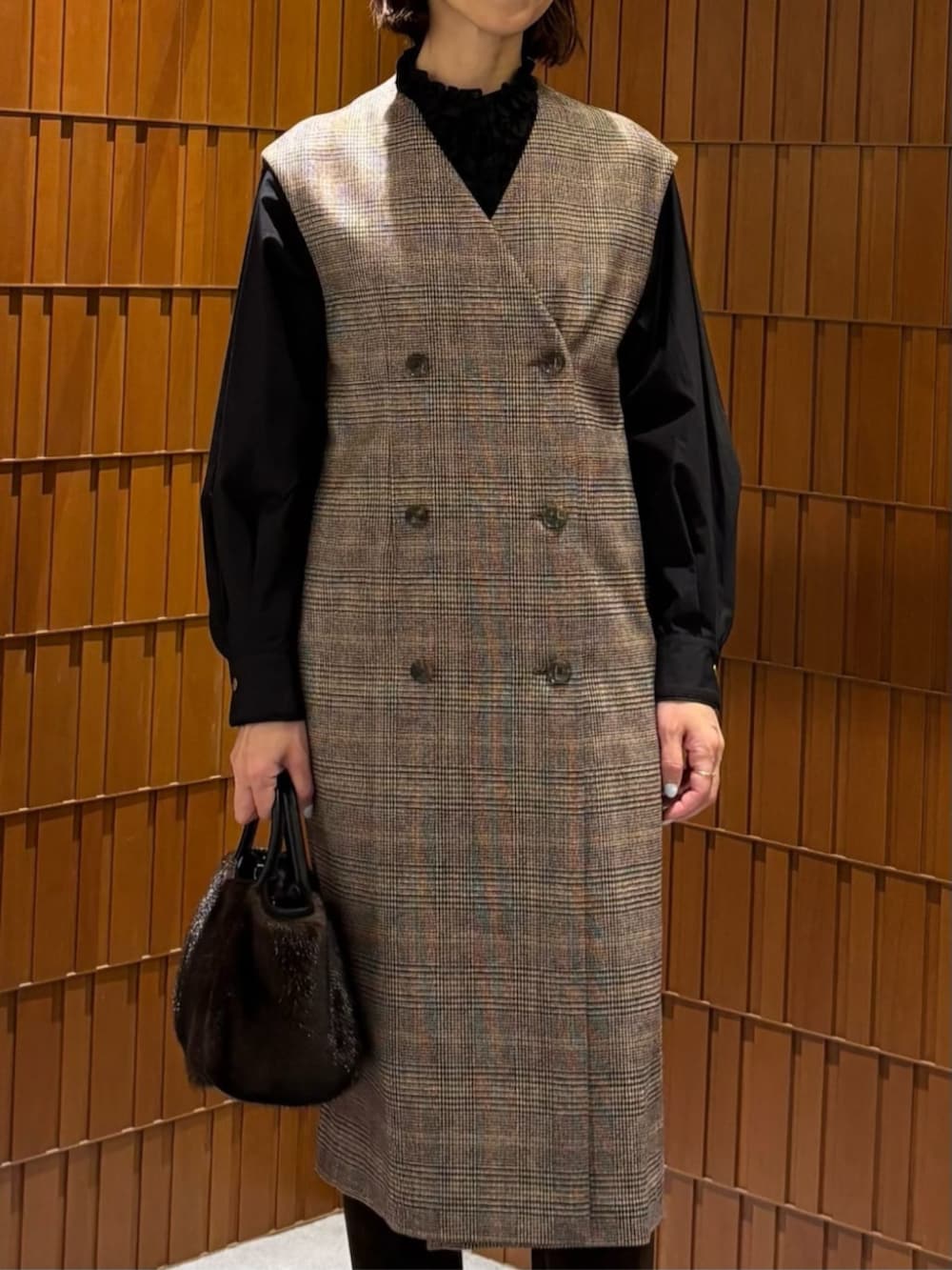 ブラウン系のブーツ、ブラウン系のピーコート、ブラウン系のワンピースを着用したレディースの秋コーディネートの3枚目の写真