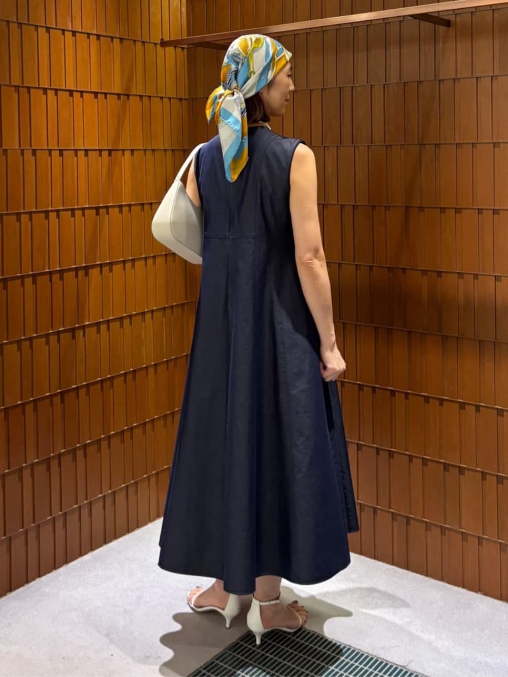 「TOMORROWLAND、トゥモローランド、TOMORROWLAND collection、manipuri、DeMEllier、ELIOU、ファンシーツイード、ツイードジャケット、ワンピース、スカーフアレンジ、別注」｜「TOMORROWLAND のeliou NUDO パールネックレス（ネックレス、ホワイト系）」を使った、Takagi_TOMORROWLANDさん（レディース・167cm）の春コーディネートの3枚目の写真