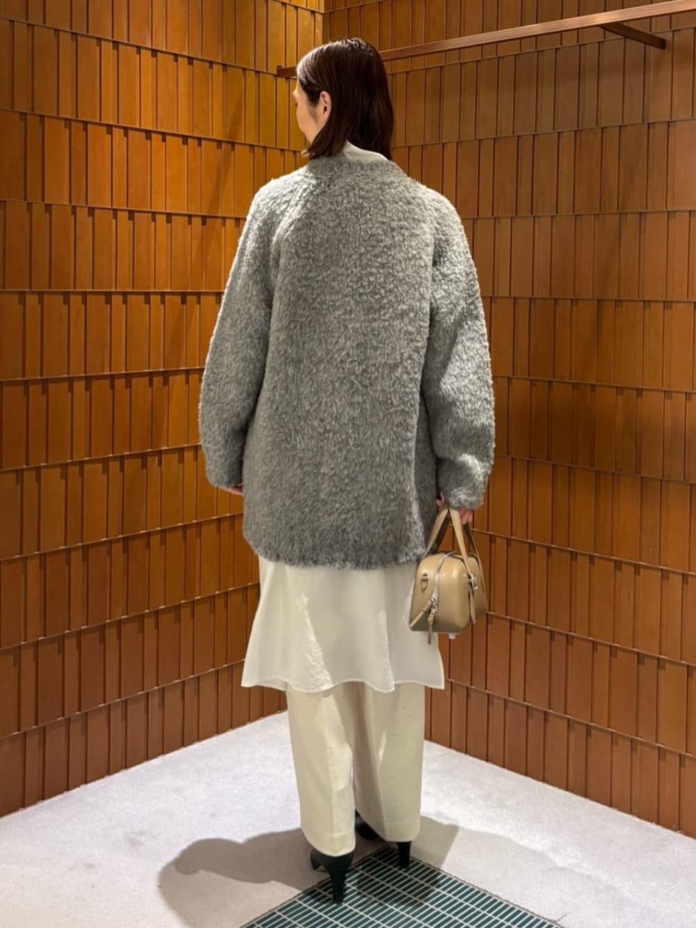 「TOMORROWLAND、トゥモローランド、GALERIE VIE、NEBULONIE、ELIOU、カーディガン、ファーニット、ロングシャツ、シャツワンピ、シャツワンピース、ワイドパンツ、パールネックレス」｜「NEBULONI EのNEBULONIE ショートブーツ（ブーツ、グリーン系）」を使った、Takagi_TOMORROWLANDさん（レディース・167cm）の冬コーディネートの4枚目の写真