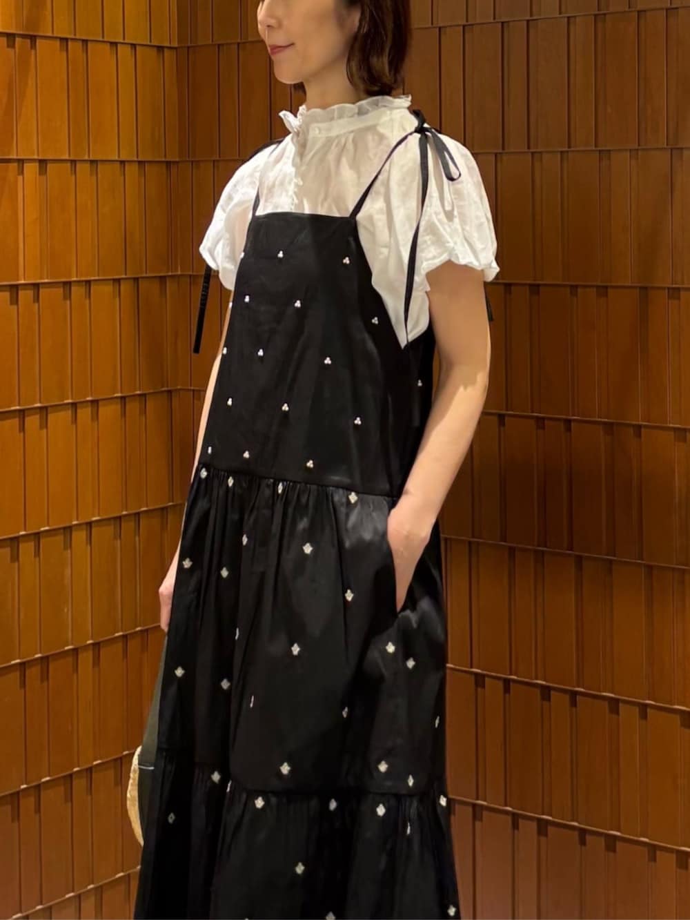 「TOMORROWLAND、トゥモローランド、ballsey、NE QUITTEZ PAS、ne Quittez pas BLACK、PALOMA BARCELO、Atelier TOMORROWLAND、別注、ワンピース、キャミワンピ、エンブロイダリー、フリルブラウス、レイヤードスタイル、大人カジュアル」｜「TOMORROWLAND のAtelier TOMORROWLAND BELL  バッグ（ハンドバッグ、ベージュ系）」を使った、Takagi_TOMORROWLANDさん（レディース・167cm）の夏コーディネートの2枚目の写真