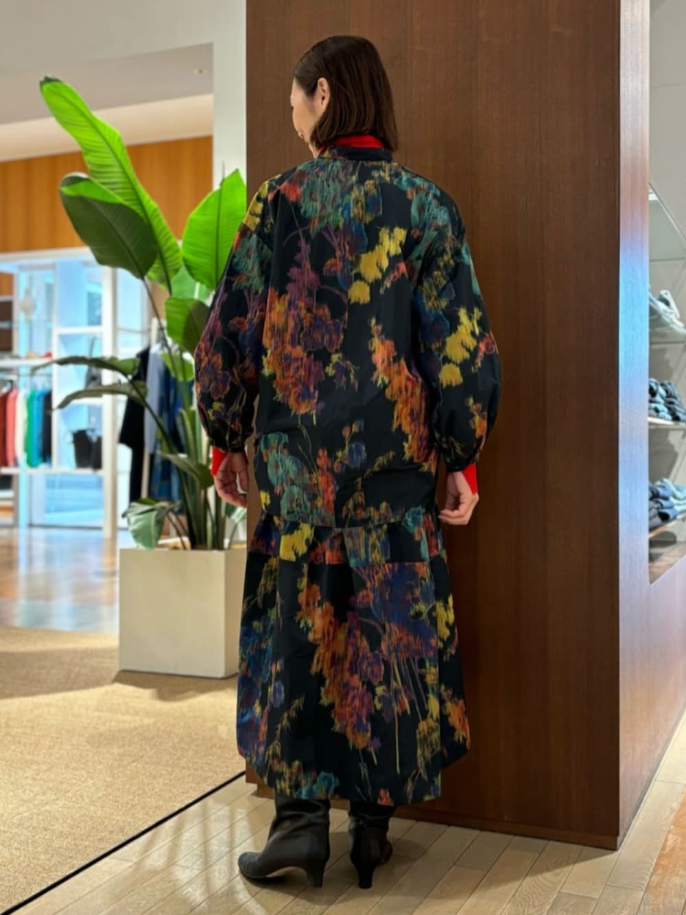 「TOMORROWLAND、トゥモローランド、TOMORROWLAND collection、TOMORROWLAND .B、NEBULONIE、ELIOU、andersons、柄シャツ、柄スカート、バレルスカート、セットアップ」｜「NEBULONI Eの【一部別注】NEBULONI E.×TOMORROWLAND ロングブーツ（ブーツ、ブラック系）」を使った、Takagi_TOMORROWLANDさん（レディース・167cm）の冬コーディネートの5枚目の写真