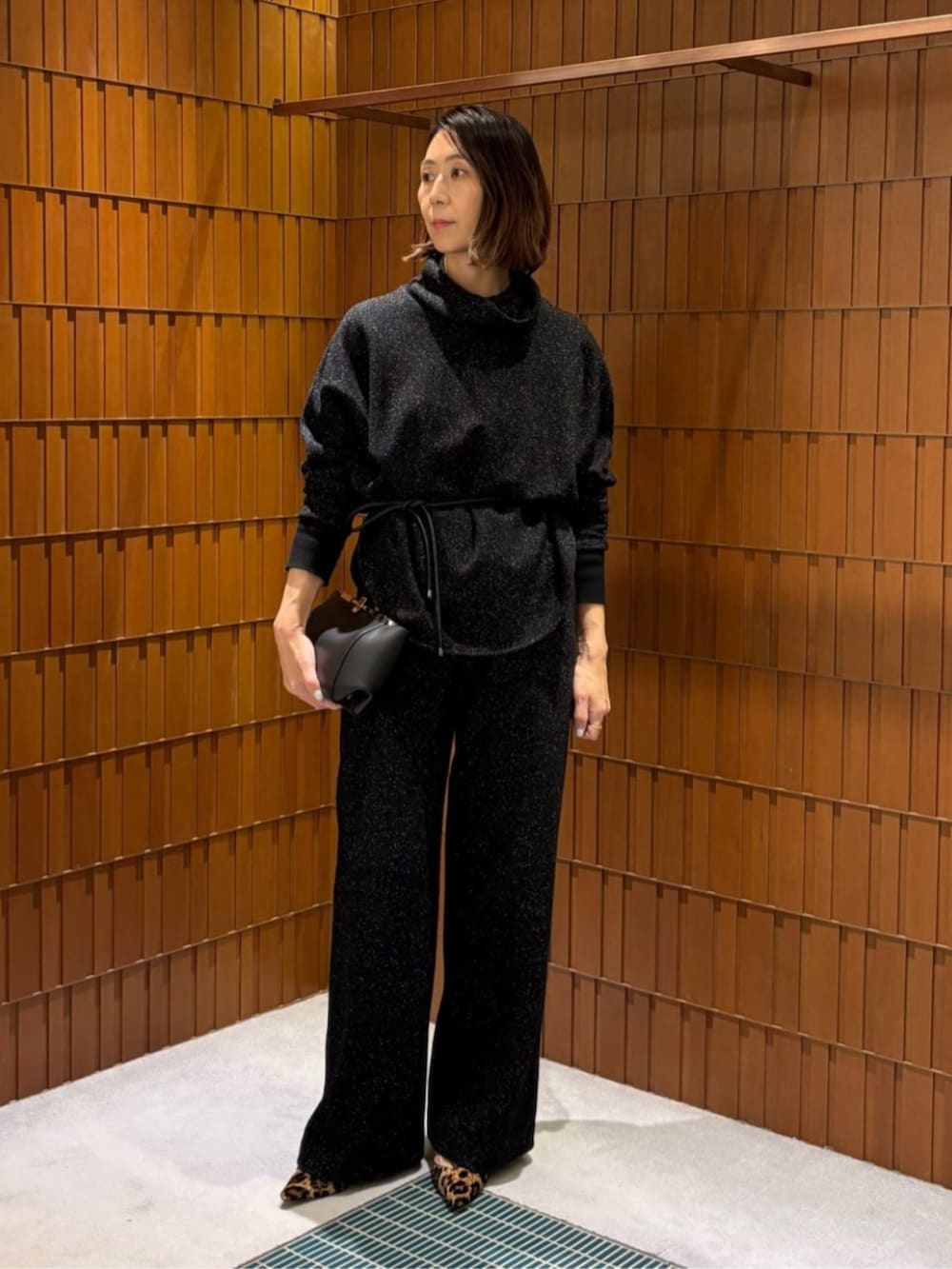 ベージュ系のその他シューズ、ブラウン系のピーコート、ブラック系のTシャツ/カットソーを着用したレディースの秋コーディネートの3枚目の写真