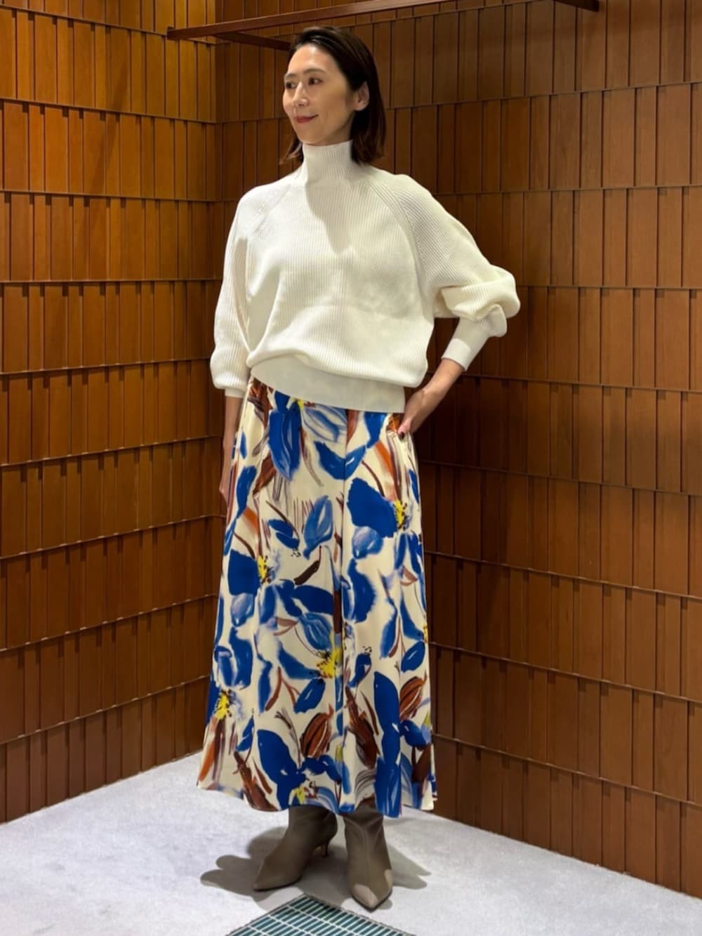 「TOMORROWLAND、トゥモローランド、ballsey、cafune、コクーンコート、ショートコート、スパンコール、フラワープリント、柄スカート、リブニット、ハイネックニット」｜「TOMORROWLAND のTOMORROWLAND ミドルブーツ（ブーツ、ベージュ系）」を使った、Takagi_TOMORROWLANDさん（レディース・167cm）の冬コーディネートの4枚目の写真