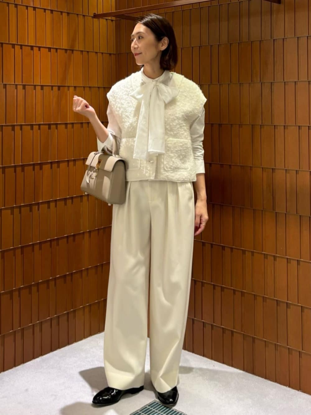 「TOMORROWLAND、トゥモローランド、TOMORROWLAND collection、caban、ballsey、cafune、カシミヤコート、ボウタイブラウス、ジレ、グルカパンツ、大人カジュアル」|「BALLSEYのFlora ショートジレ(ベスト、ホワイト系)」を使った、Takagi_TOMORROWLANDさん(レディース・167cm)の秋コーディネートの2枚目の写真
