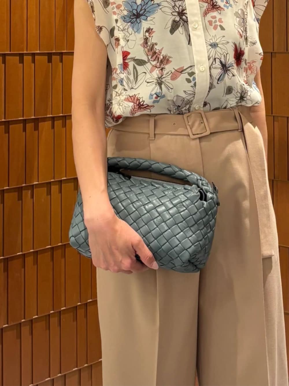 「TOMORROWLAND、TOMORROWLAND collection、トゥモローランド、FALORNI、ジャケット、チェックジャケット、ノースリーブブラウス、フラワープリント、ベルテッドパンツ、イントレチャート、オフィスカジュアル、柄ブラウス」｜「falorniのFALORNI レザー イントレチャート ショルダーバッグ（ハンドバッグ、グレー系）」を使った、Takagi_TOMORROWLANDさん（レディース・167cm）の春コーディネートの4枚目の写真