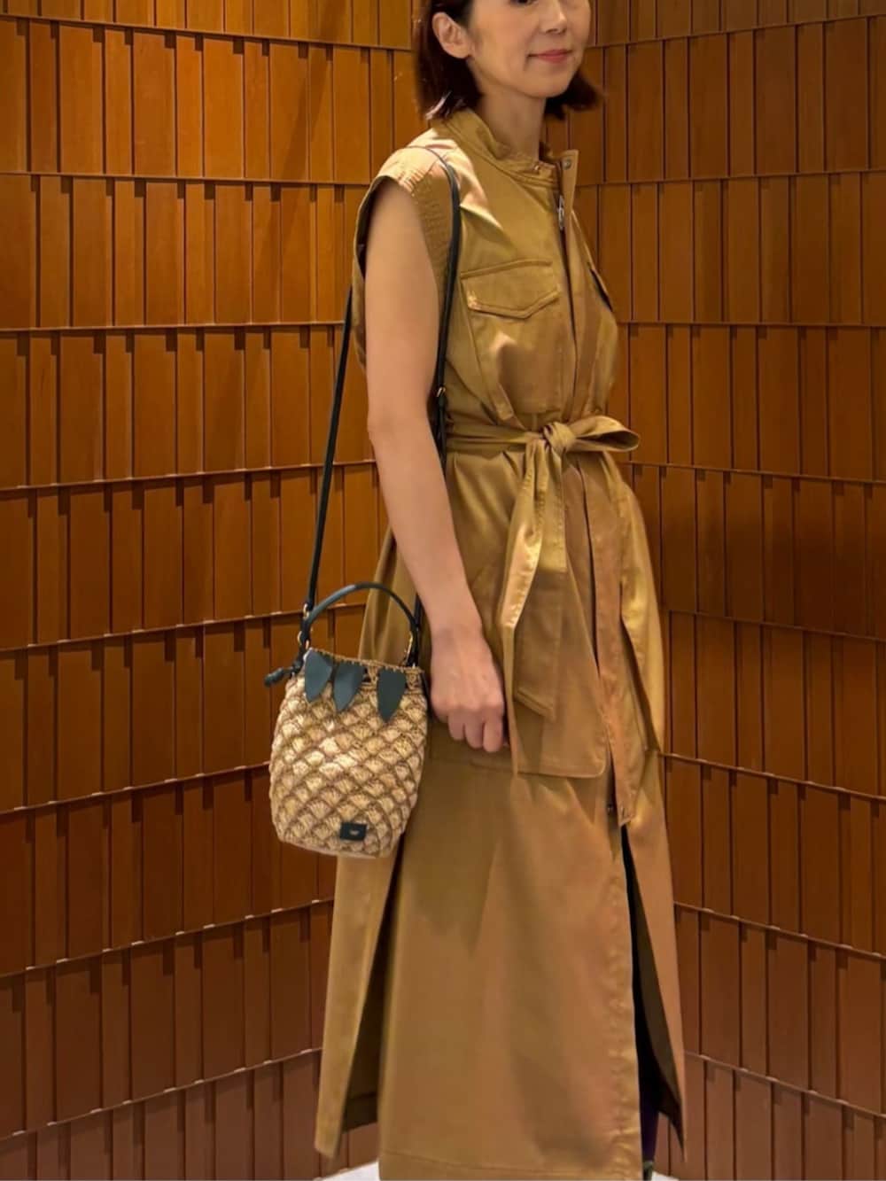 「TOMORROWLAND、TOMORROWLAND .B、トゥモローランド、caban、CABaN by Patricia Urquiola、Anya Hindmarch、ロングジレ、ボタニカル柄、パープル、かごバッグ、大人カジュアル」｜「TOMORROWLAND .BのTOMORROWLAND .B ウォッシャブルシルク ノースリーブプルオーバー（ニット/セーター、ブルー系）」を使った、Takagi_TOMORROWLANDさん（レディース・167cm）の春コーディネートの2枚目の写真