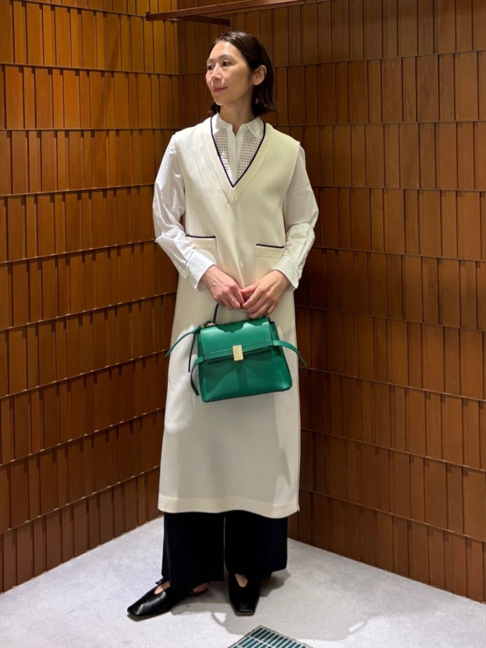 「TOMORROWLAND、トゥモローランド、ballsey、TOMORROWLAND collection、Atelier TOMORROWLAND、pippichic、ワンピース、ブザムシャツ、レイヤードスタイル、大人カジュアル、グリーン」｜「TOMORROWLAND collectionのシアーサークル エンブロイダリーボザムブラウス（シャツ/ブラウス、ホワイト系）」を使った、Takagi_TOMORROWLANDさん（レディース・167cm）の春コーディネートの5枚目の写真