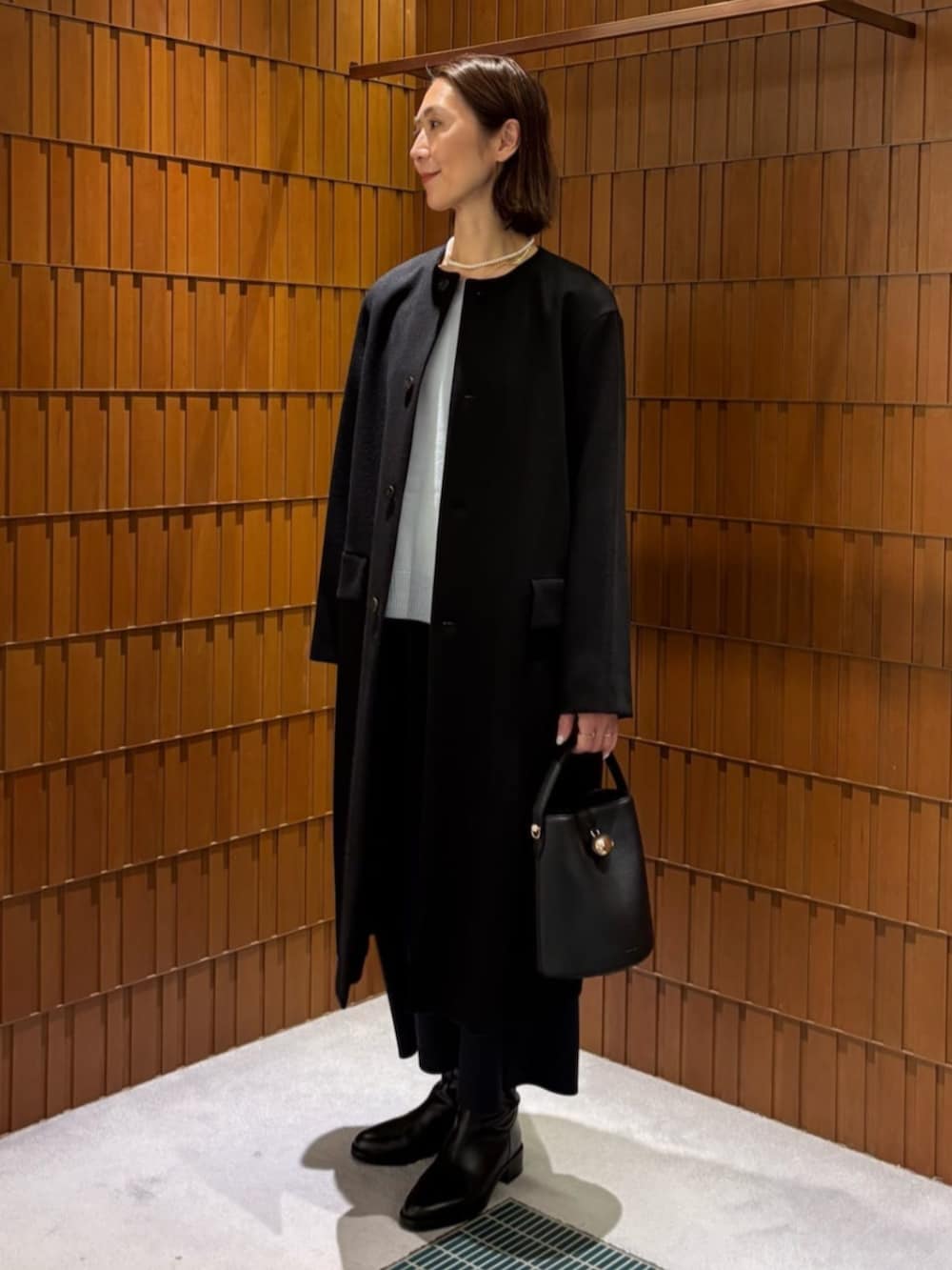 「TOMORROWLAND、トゥモローランド、GALERIE VIE、SARTORE、laura lombardi、ELIOU、ノーカラーコート、カシミヤコート、ライトブルー、マキシスカート、フレアスカート」|「SARTOREのSARTORE バックベルトロングブーツ(ブーツ、ブラック系)」を使った、Takagi_TOMORROWLANDさん(レディース・167cm)の冬コーディネートの7枚目の写真