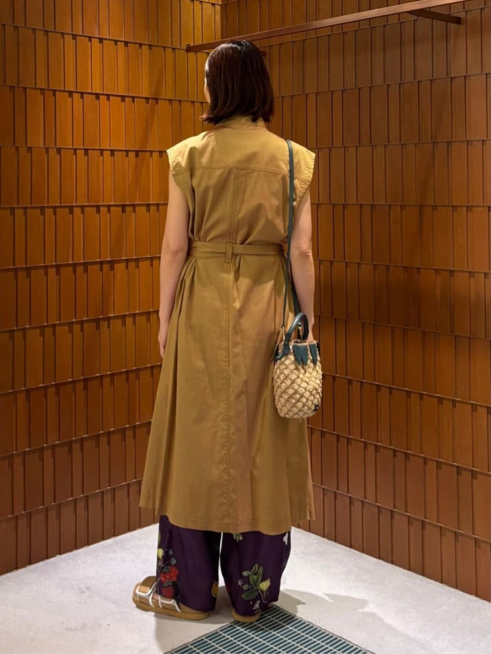 「TOMORROWLAND、TOMORROWLAND .B、トゥモローランド、caban、CABaN by Patricia Urquiola、Anya Hindmarch、ロングジレ、ボタニカル柄、パープル、かごバッグ、大人カジュアル」｜「TOMORROWLAND .BのTOMORROWLAND .B ウォッシャブルシルク ノースリーブプルオーバー（ニット/セーター、ブルー系）」を使った、Takagi_TOMORROWLANDさん（レディース・167cm）の春コーディネートの5枚目の写真
