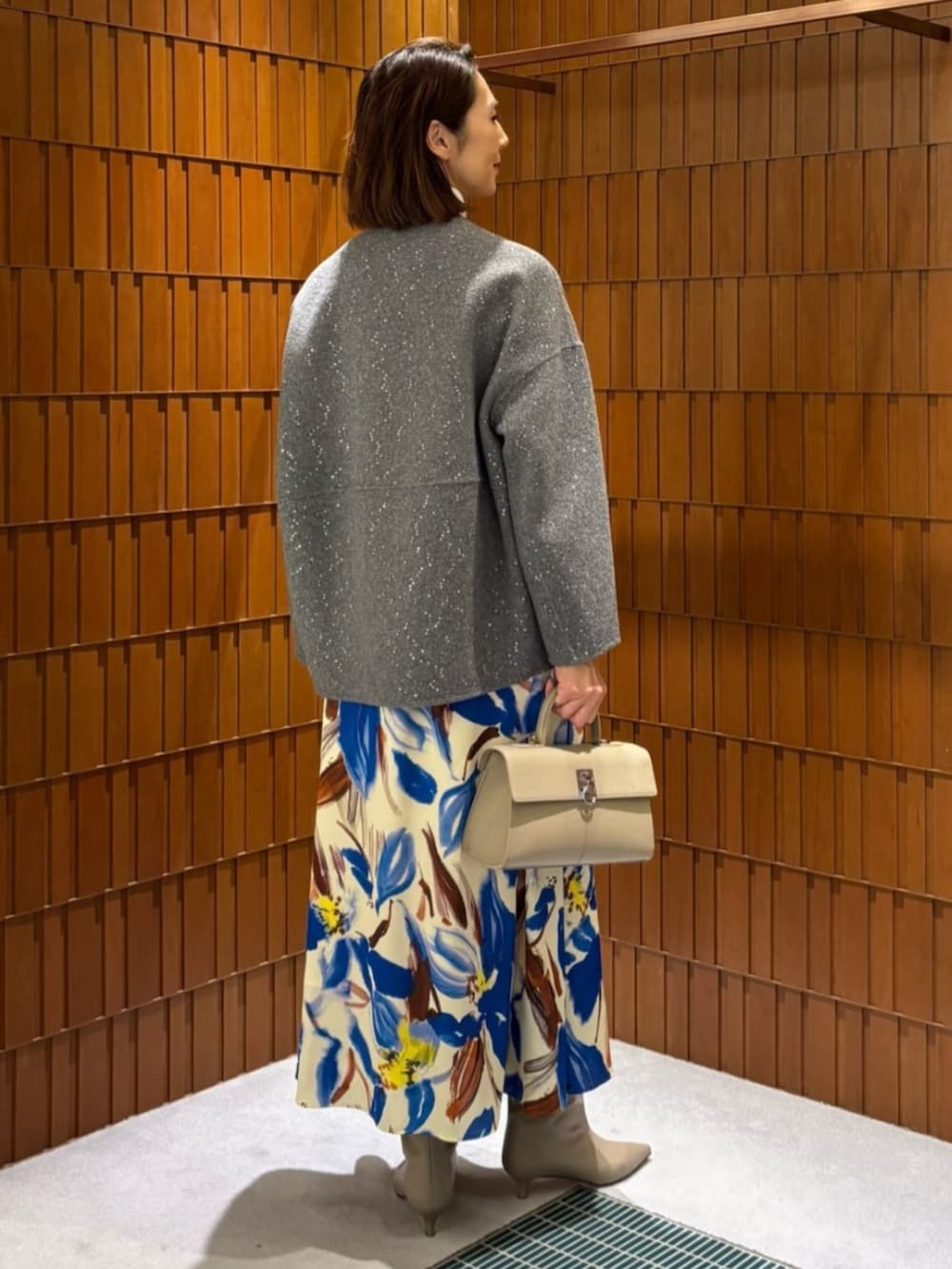 「TOMORROWLAND、トゥモローランド、ballsey、cafune、コクーンコート、ショートコート、スパンコール、フラワープリント、柄スカート、リブニット、ハイネックニット」｜「TOMORROWLAND のTOMORROWLAND ミドルブーツ（ブーツ、ベージュ系）」を使った、Takagi_TOMORROWLANDさん（レディース・167cm）の冬コーディネートの5枚目の写真