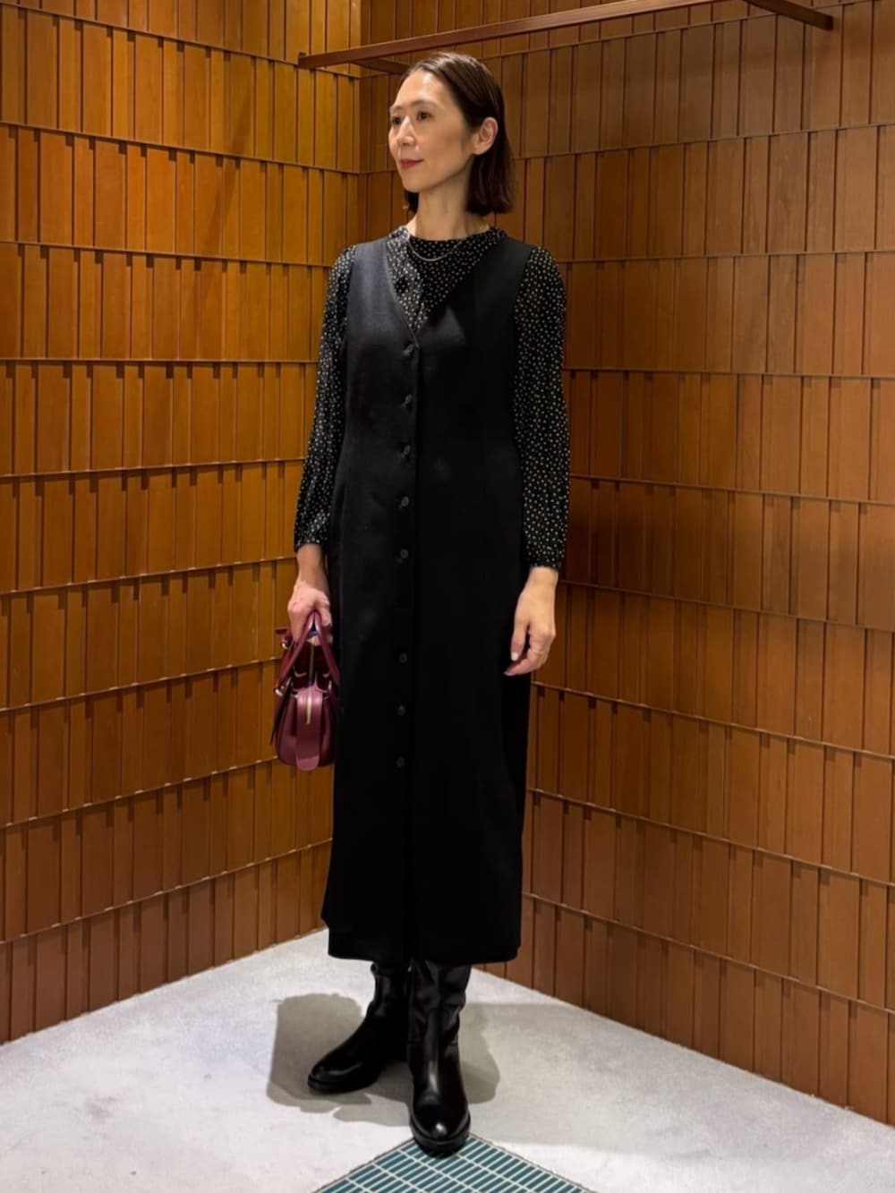「TOMORROWLAND、トゥモローランド、ballsey、SARTORE、AiM、laura lombardi、ジャコット、ジャケットコート、ラメツイード、ドットブラウス、ワンピース、大人カジュアル」｜「AIMのaim MINI OLIVIA レザーハンドバッグ（ハンドバッグ、レッド系）」を使った、Takagi_TOMORROWLANDさん（レディース・167cm）の冬コーディネートの2枚目の写真