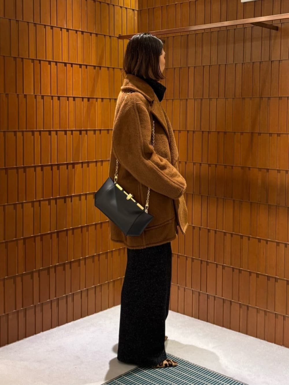 ベージュ系のその他シューズ、ブラウン系のピーコート、ブラック系のTシャツ/カットソーを着用したレディースの秋コーディネートの5枚目の写真