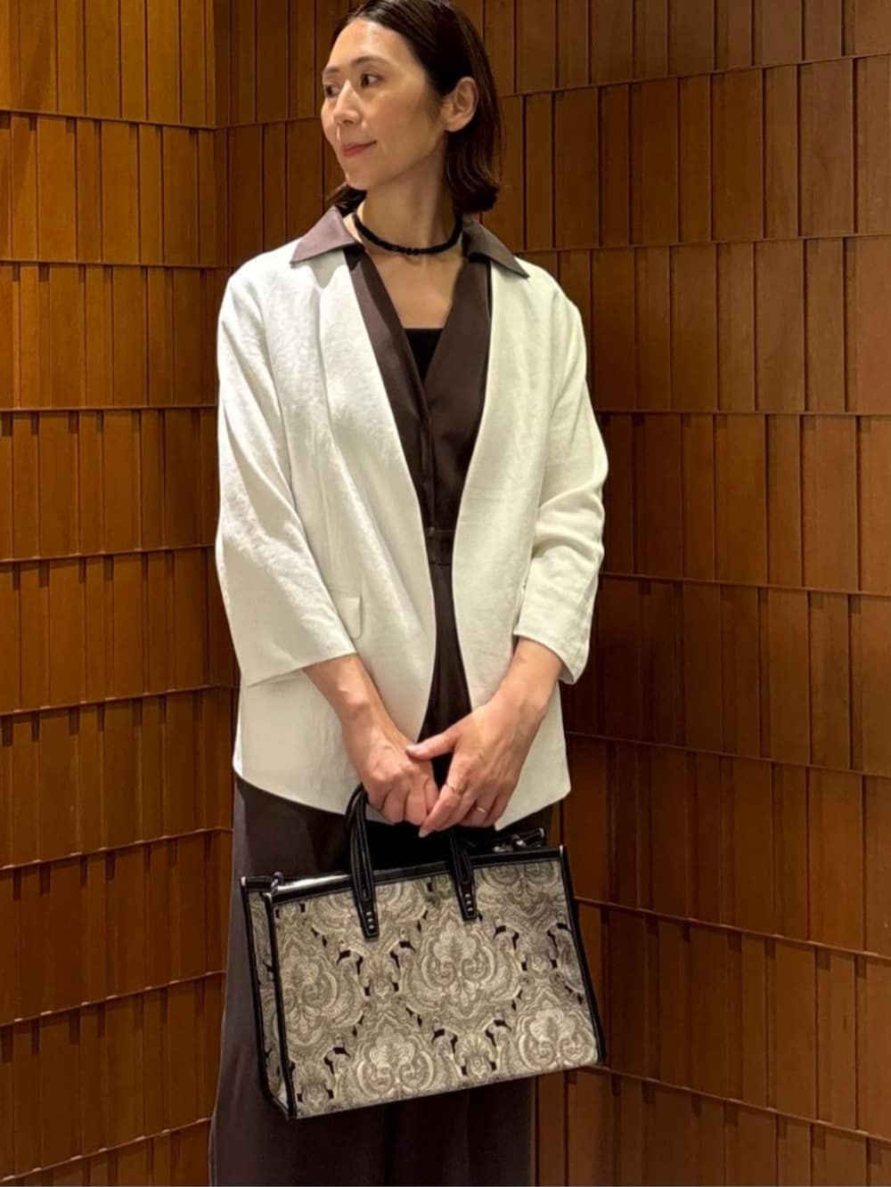 「TOMORROWLAND、トゥモローランド、ballsey、DES PRÉS、A VACATION、L'unique、ノーカラージャケット、ブラウン、オールインワン、大人カジュアル」｜「DES PRESのファブリックコンビ Vカラージャケット（ノーカラージャケット、ホワイト系）」を使った、Takagi_TOMORROWLANDさん（レディース・167cm）の春コーディネートの3枚目の写真