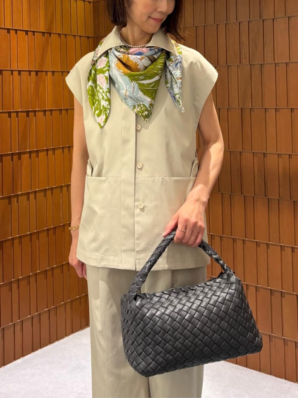 「トゥモローランド、TOMORROWLAND collection、TOMORROWLAND、ballsey、manipuri、FALORNI、januka、ジレ、ジレセットアップ、スカーフ、スカーフアレンジ、イントレチャート」｜「falorniのFALORNI レザー イントレチャート ハンドバッグ（ハンドバッグ、グレー系）」を使った、Takagi_TOMORROWLANDさん（レディース・167cm）の春コーディネートの3枚目の写真